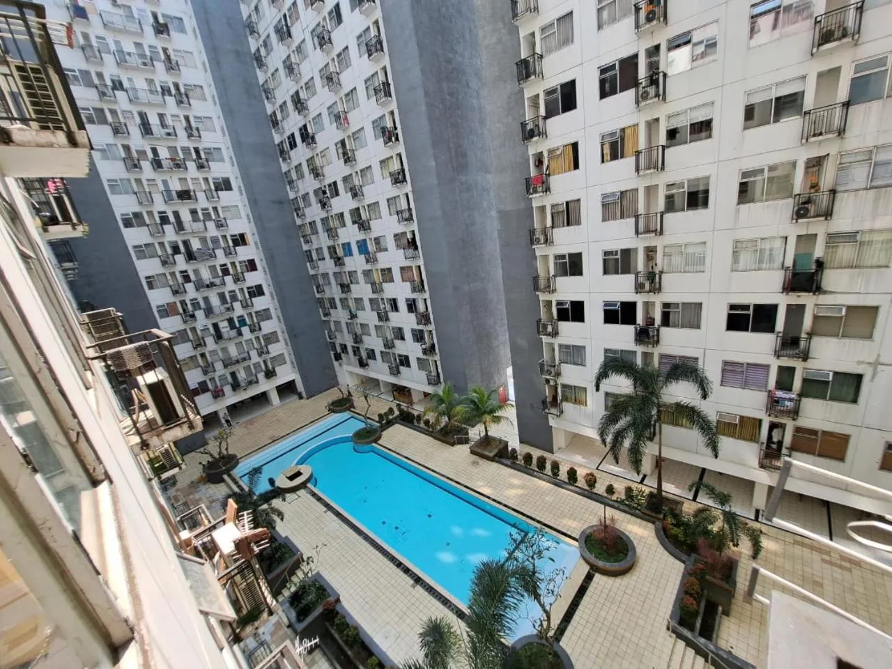 Swimming pool in OYO Life 93855 Apartement The Jarrdin By Apt Property