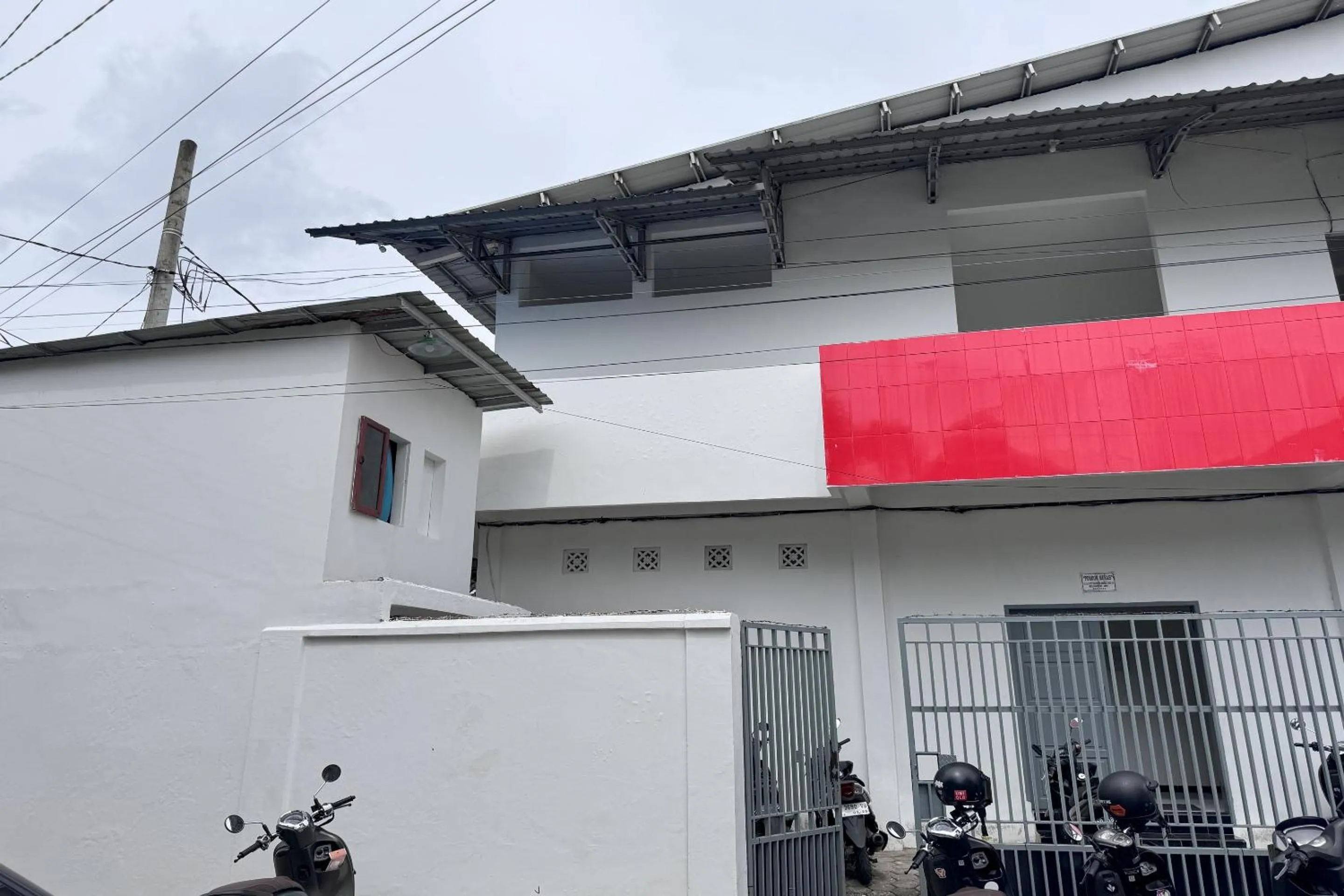 Facade/entrance in Hotel O Kost Reski 2 Near Tugu Perbatasan Takalar - Gowa