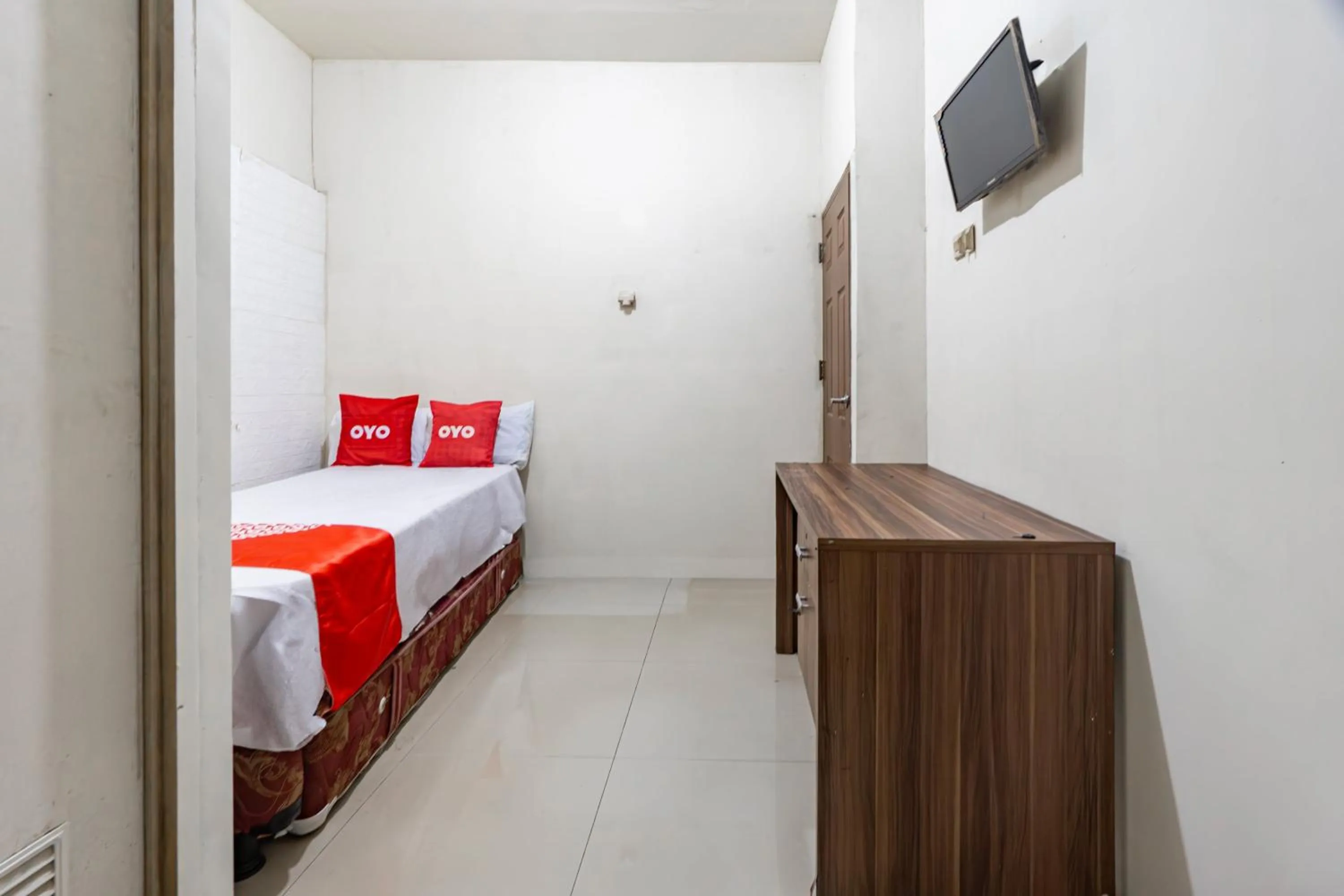 Bedroom in OYO 93863 Dv Homestay Syariah Genteng