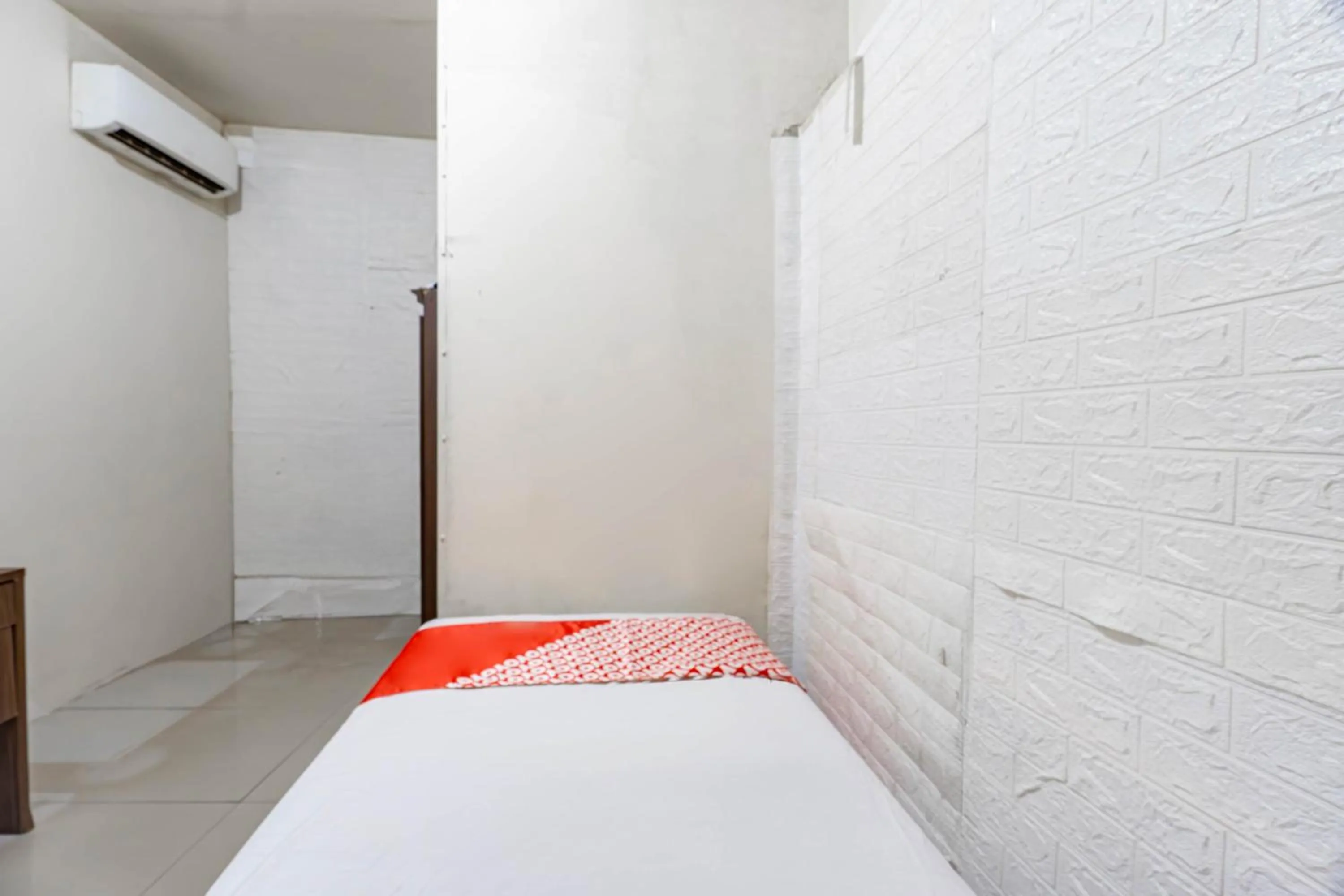 Bedroom in OYO 93863 Dv Homestay Syariah Genteng