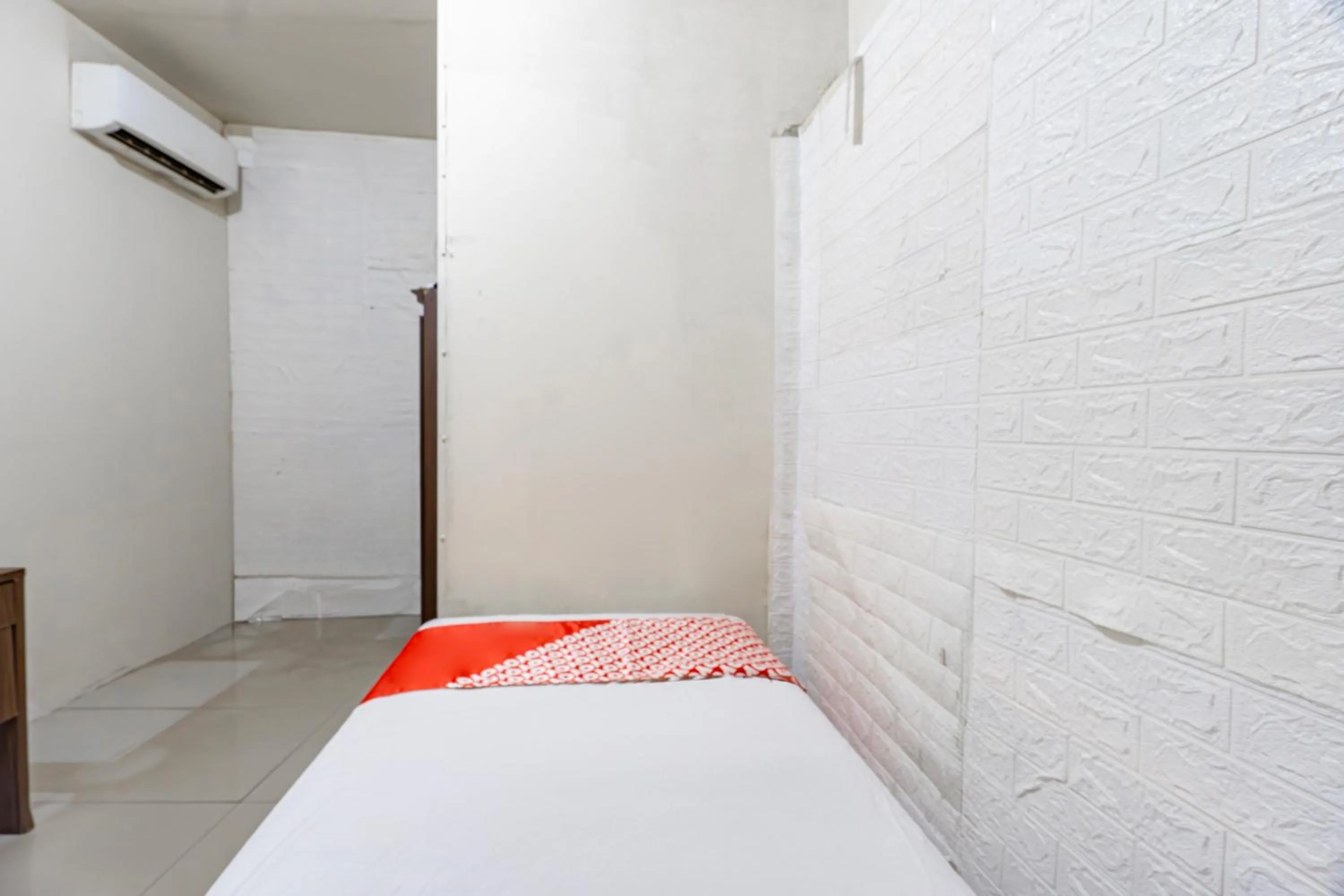 Bedroom in OYO 93863 Dv Homestay Syariah Genteng