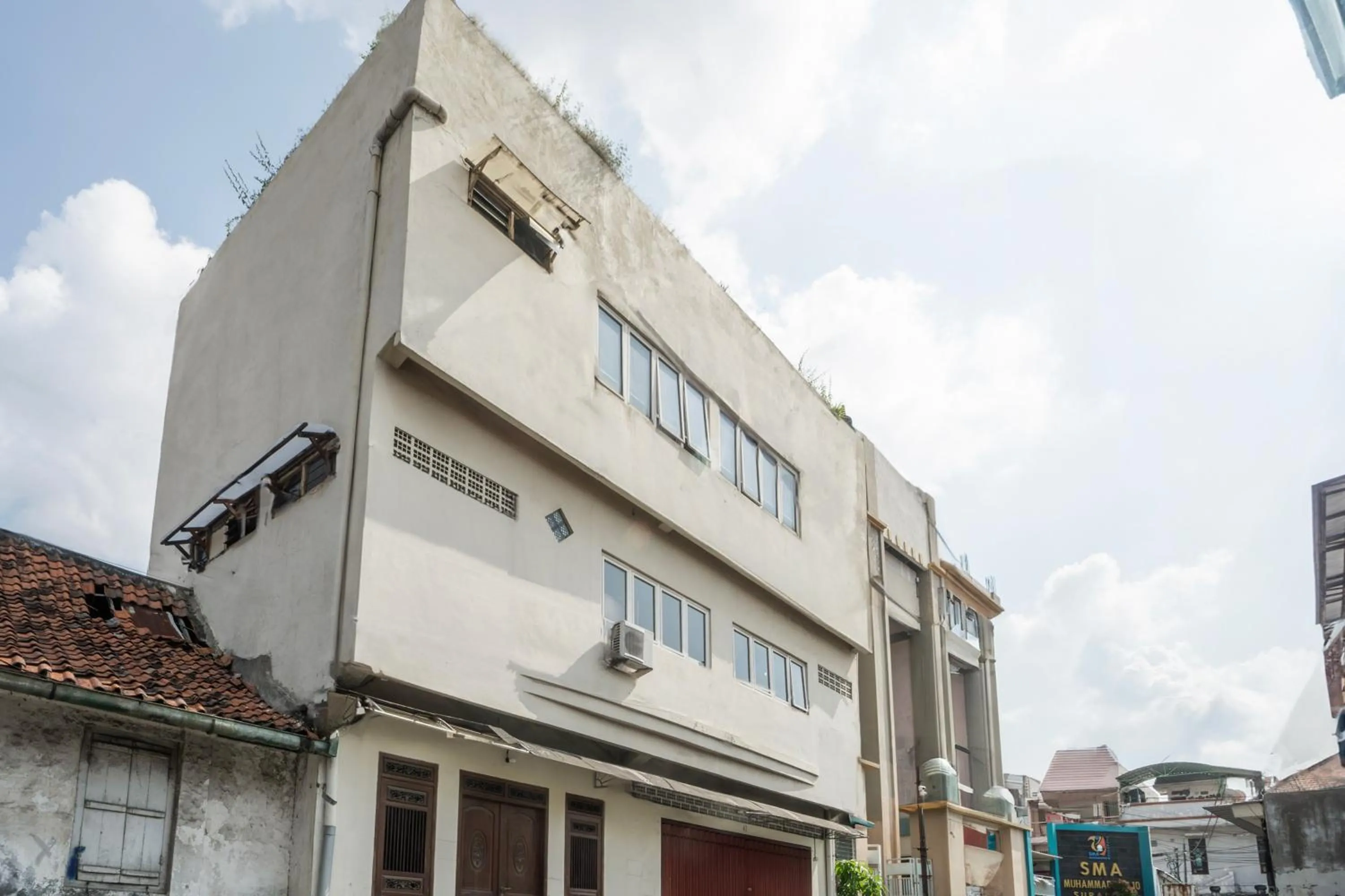 Facade/entrance in OYO 93863 Dv Homestay Syariah Genteng