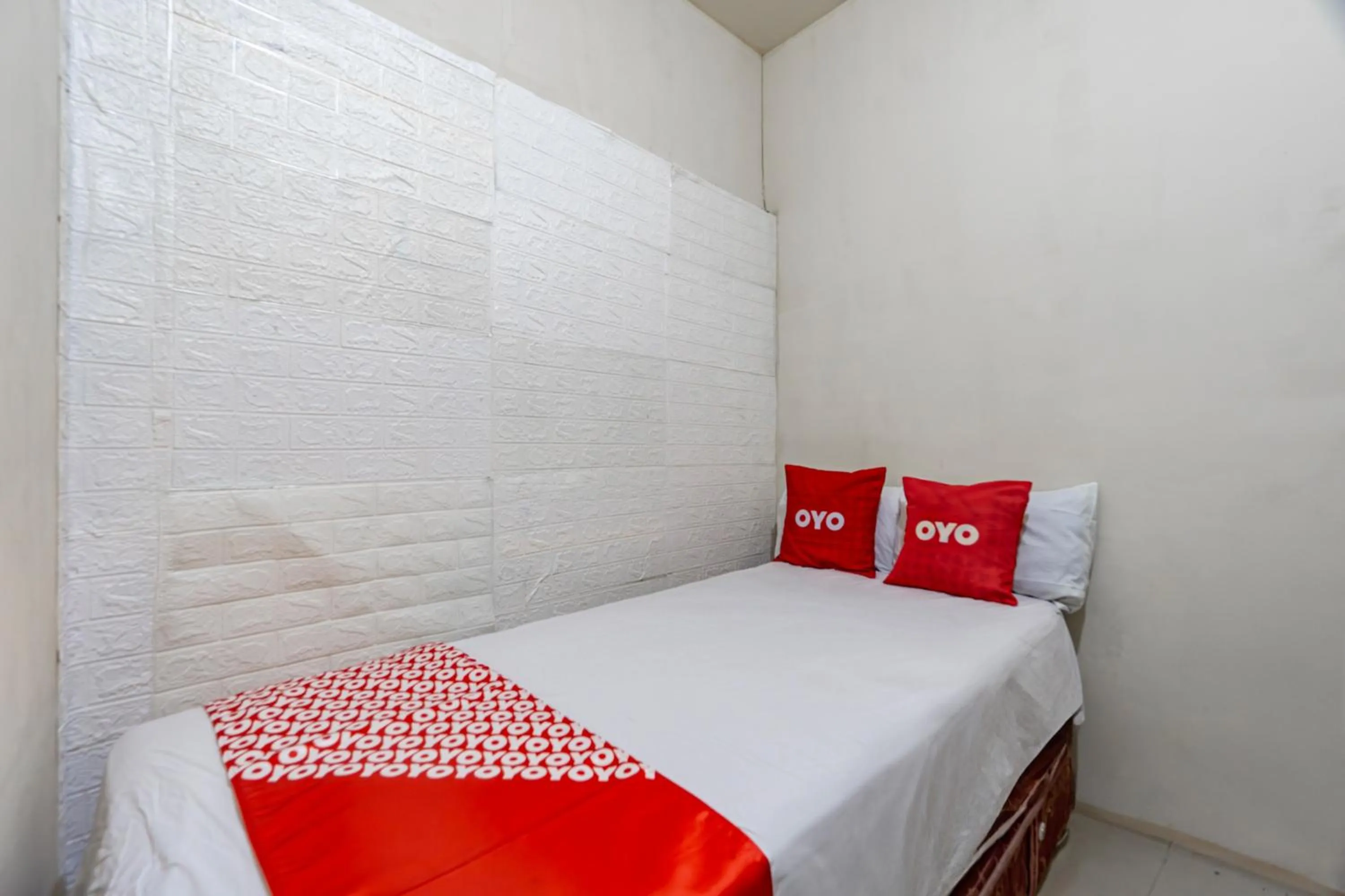 Bedroom in OYO 93863 Dv Homestay Syariah Genteng