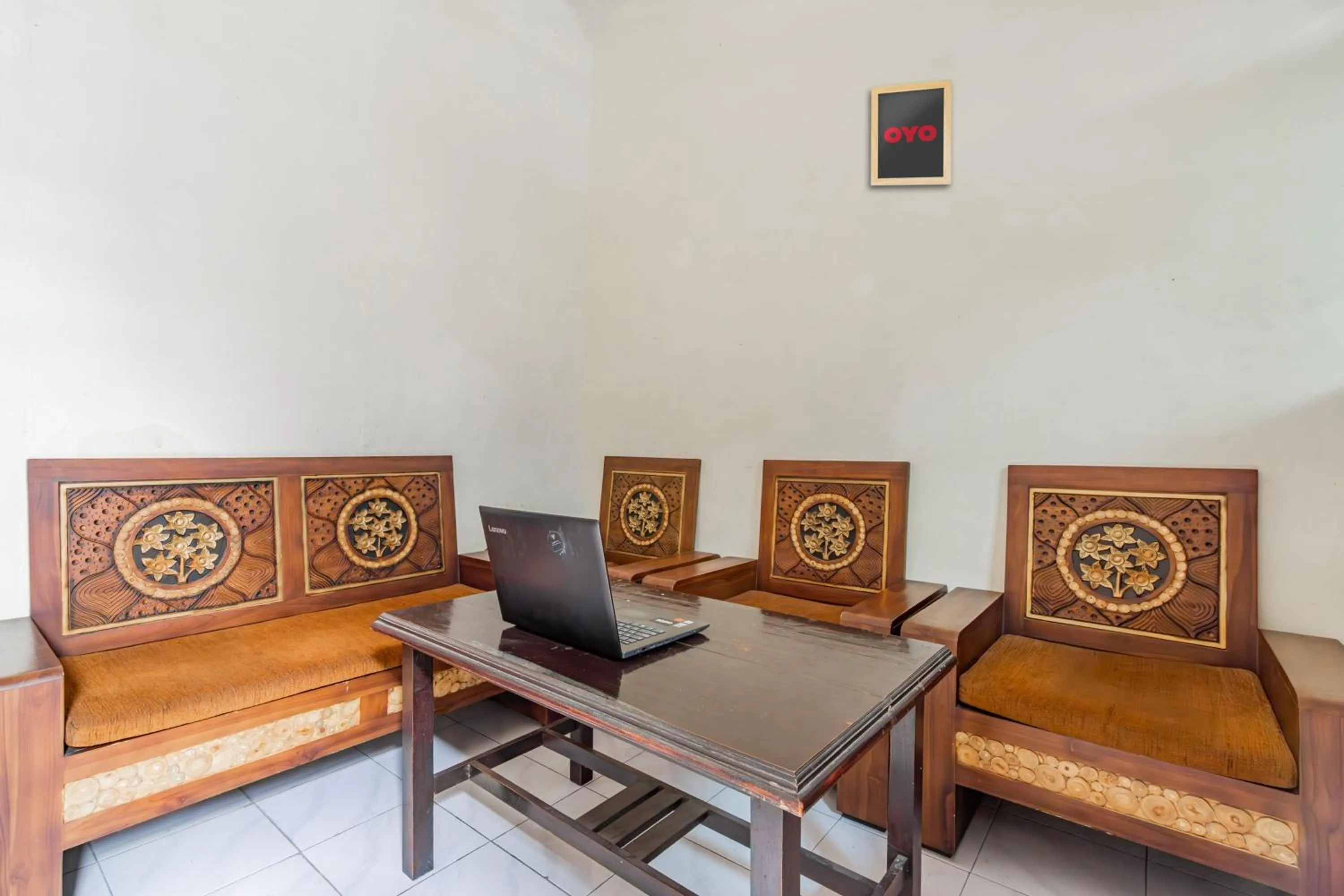 Lobby or reception in Hotel O Regina Homestay Syariah