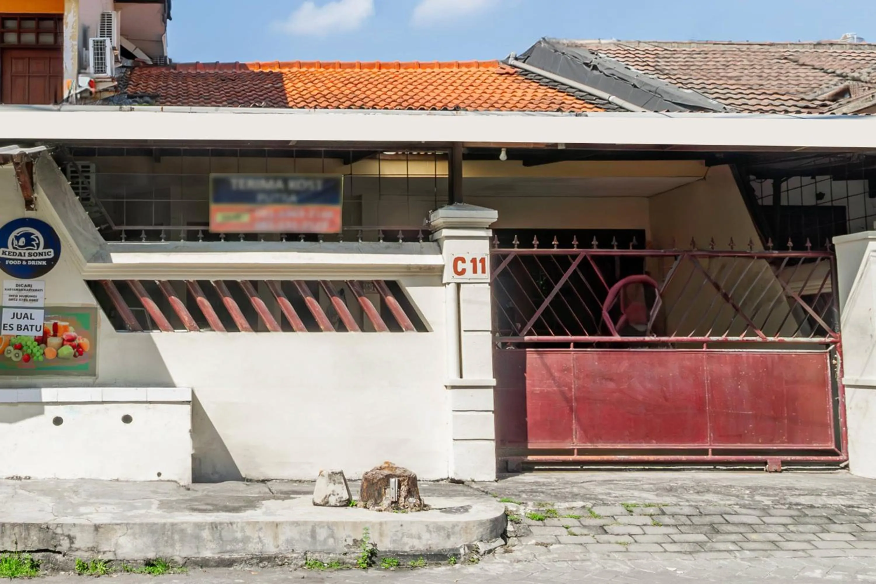 Facade/entrance in Hotel O Regina Homestay Syariah