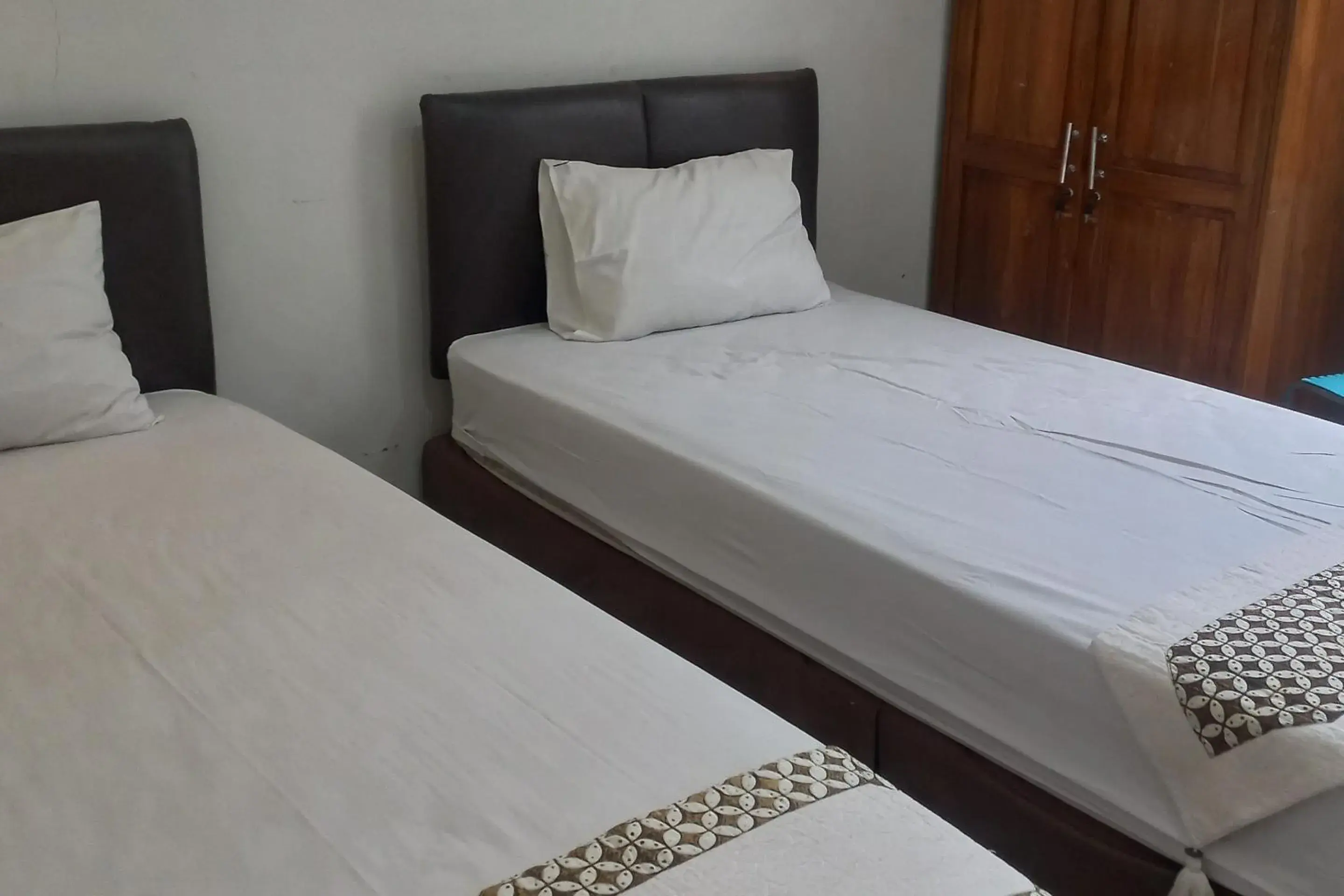 Delxue Twin Room in Capital O 93872 Natura Guest House Syariah Near alun alun kota purwokerto Delxue Twin Room in Capital O 93872 Natura Guest House Syariah Near alun alun kota purwokerto