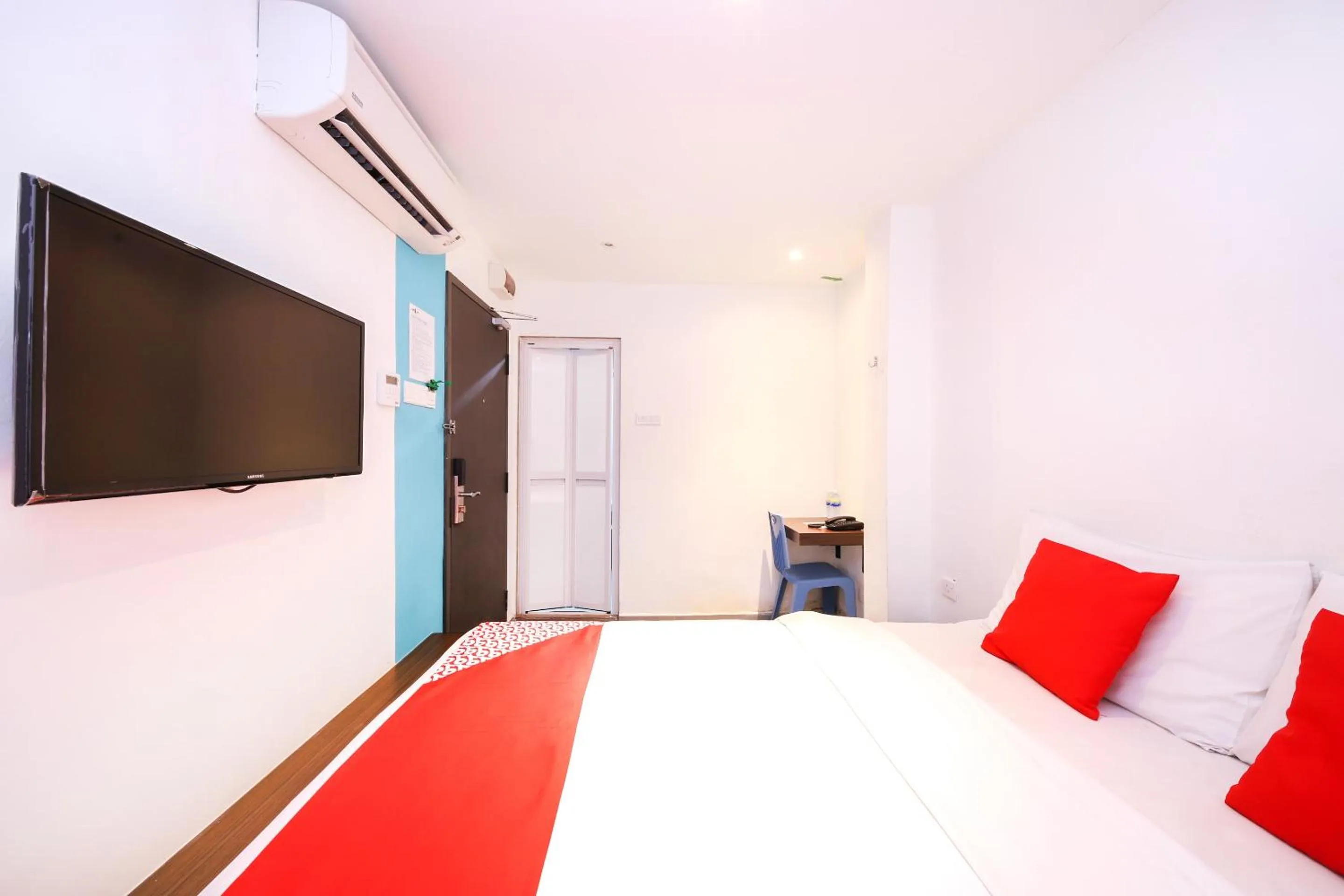 Bedroom, Bed in Super OYO 246 Link Inn