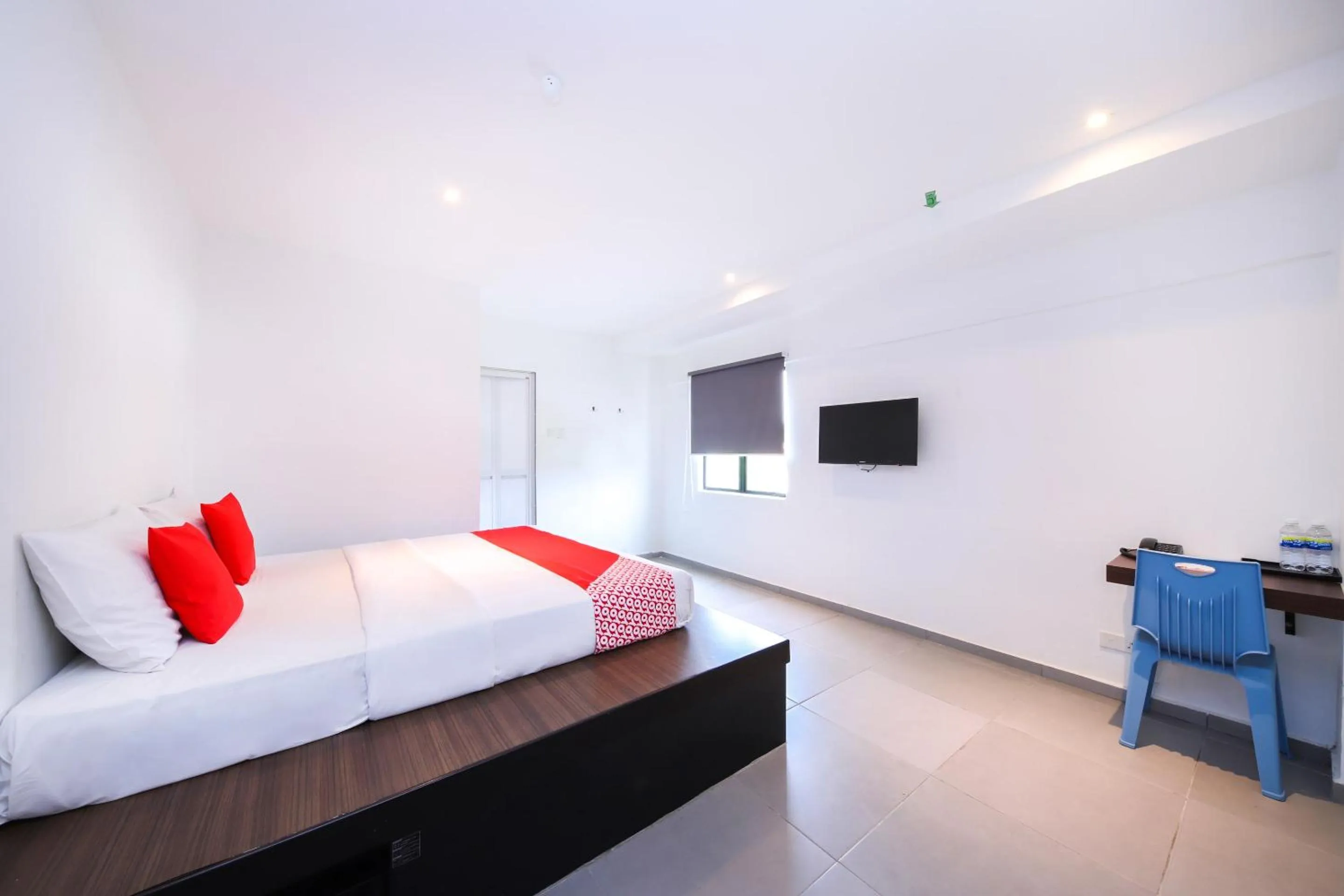 Bedroom, Bed in Super OYO 246 Link Inn