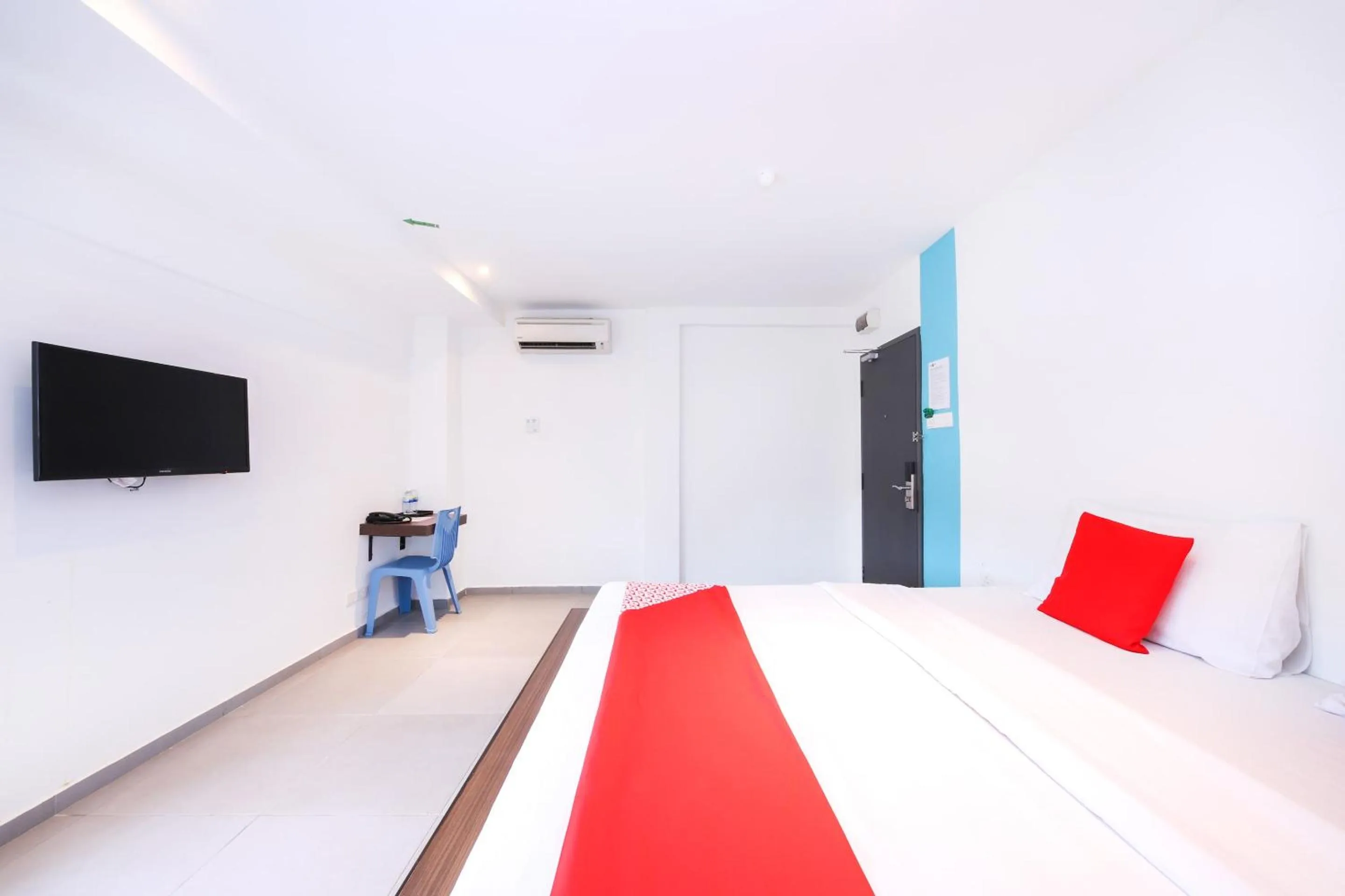 Bedroom, Bed in Super OYO 246 Link Inn