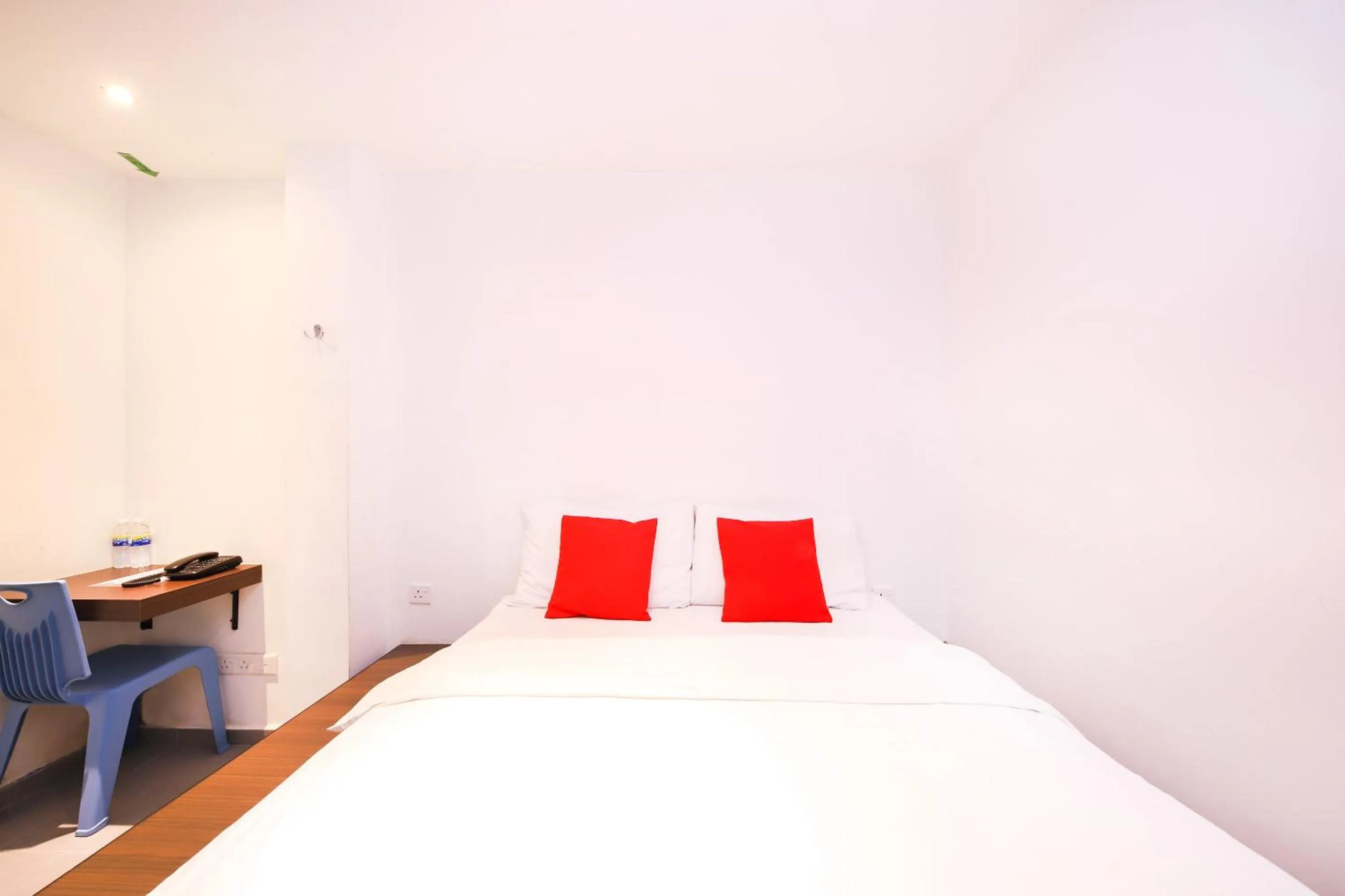 Bedroom, Bed in Super OYO 246 Link Inn