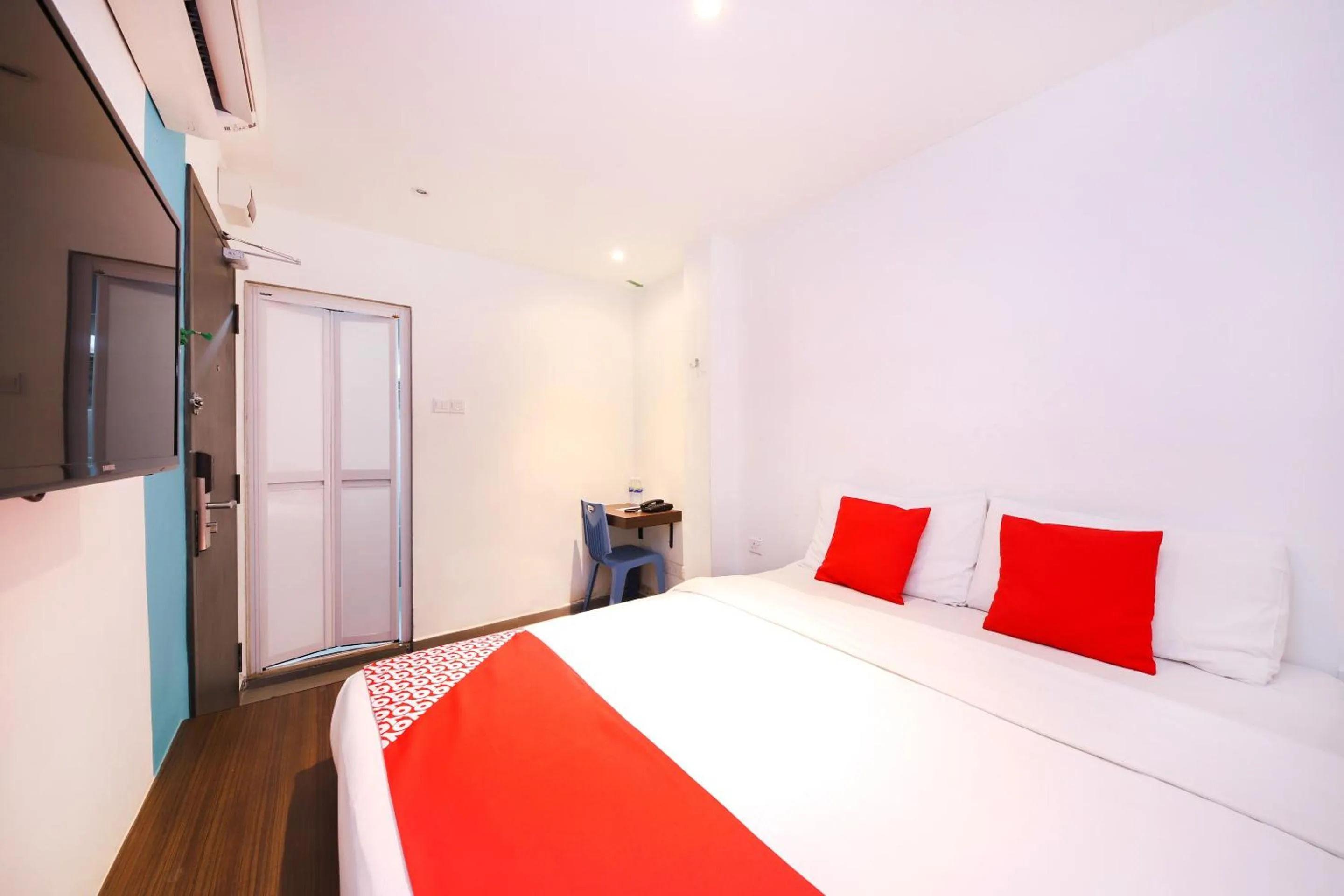 Bedroom, Bed in Super OYO 246 Link Inn