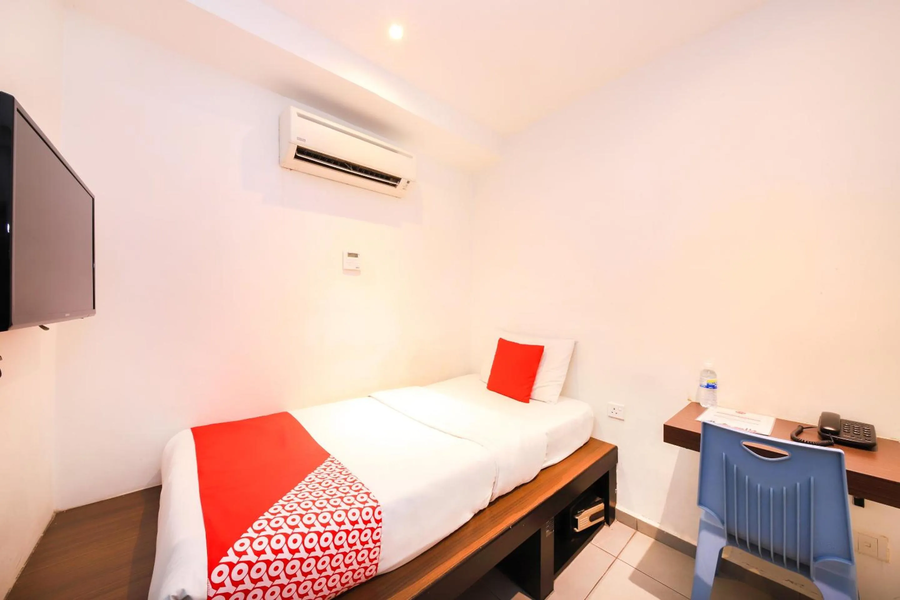 Bedroom, Bed in Super OYO 246 Link Inn