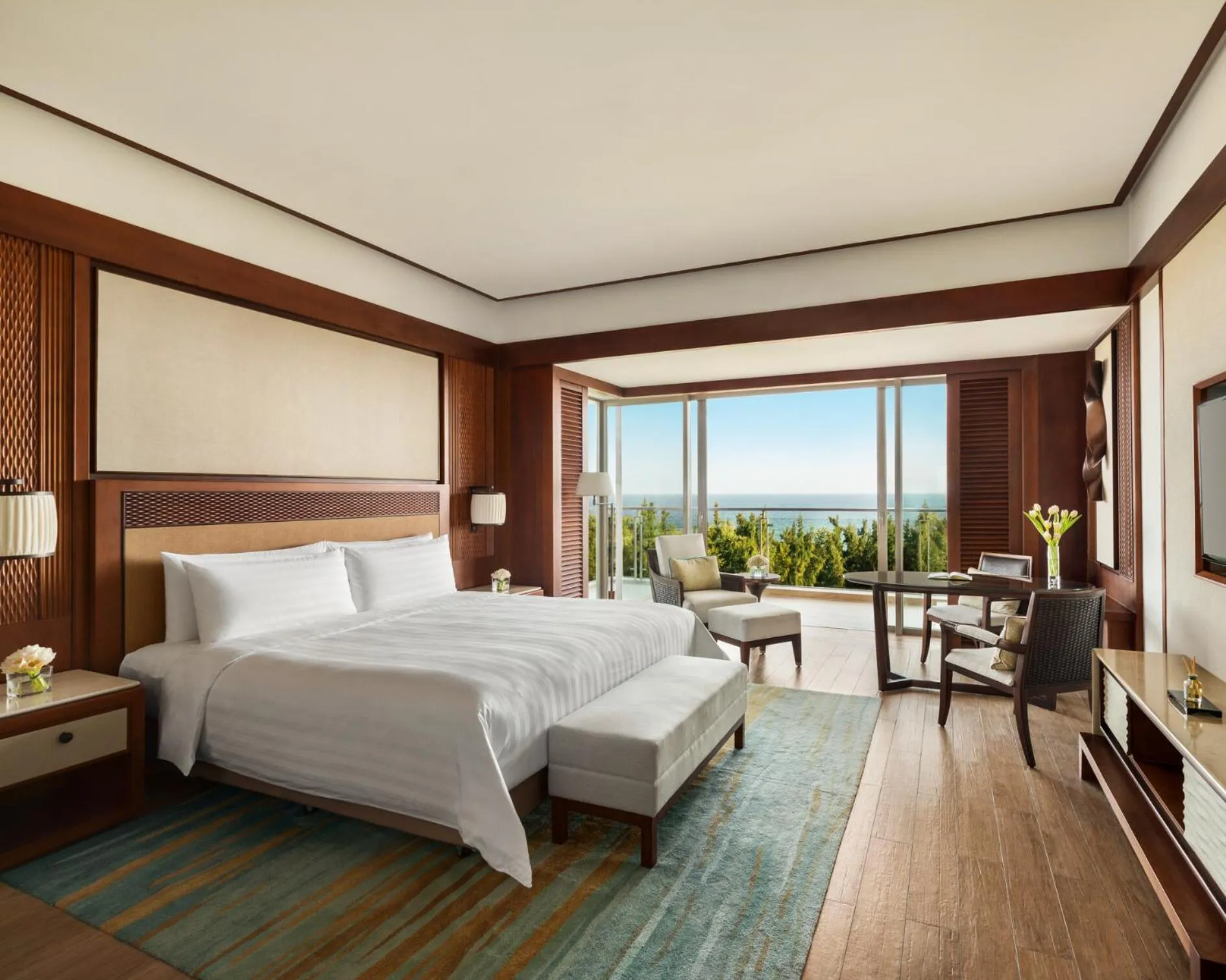 Photo of the whole room, Bed in Shangri-La Sanya