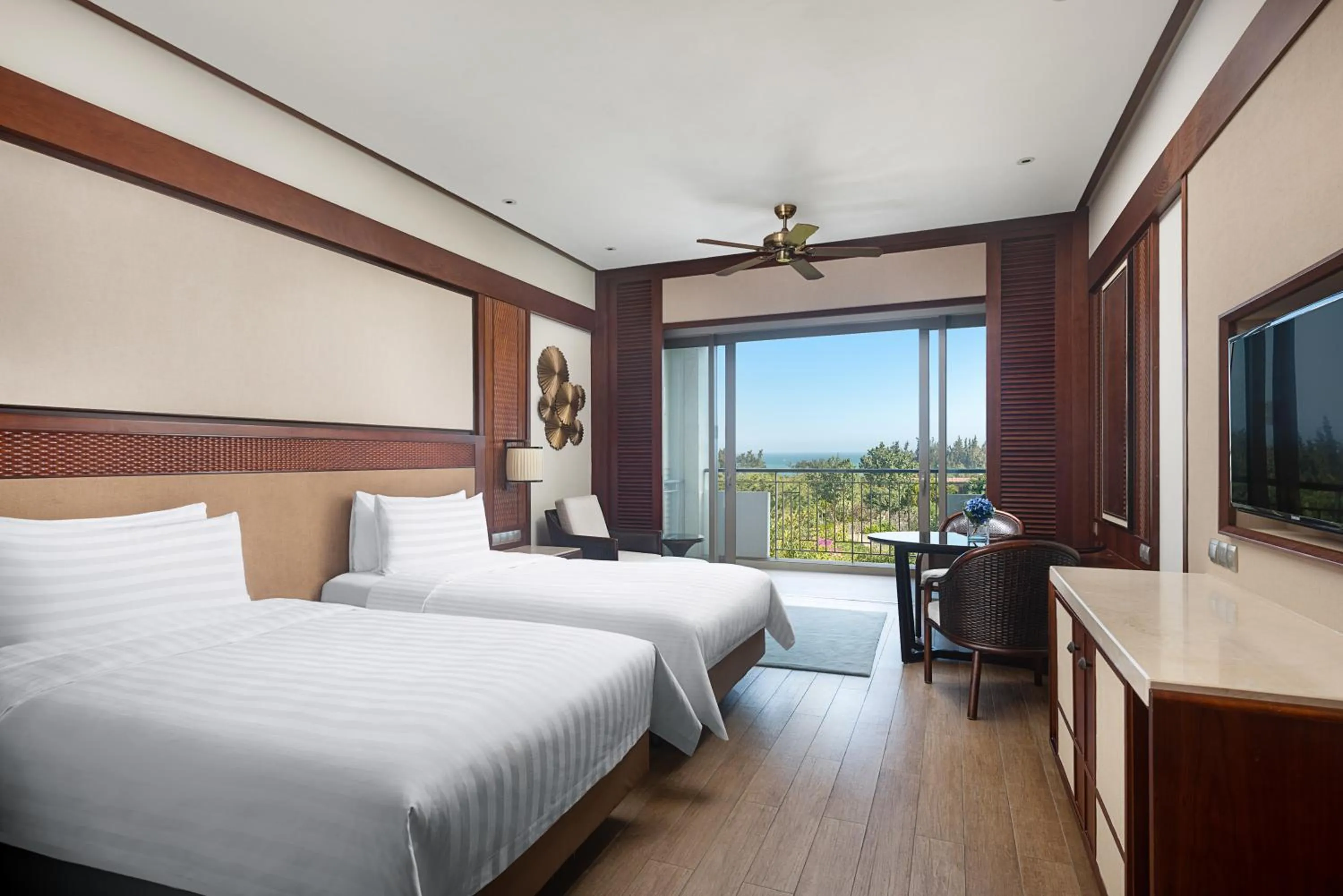 Photo of the whole room, Bed in Shangri-La Sanya