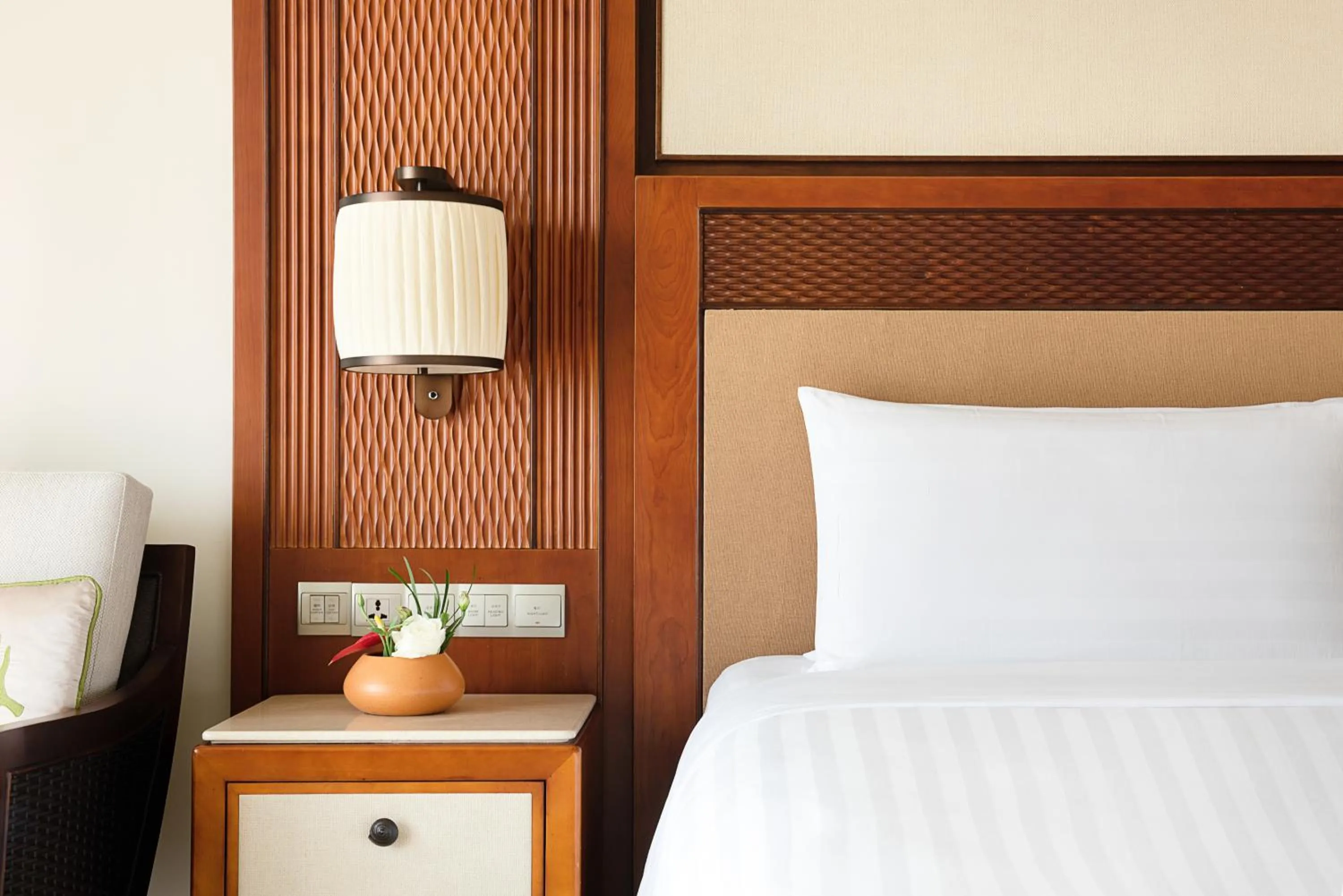 Bed in Shangri-La Sanya