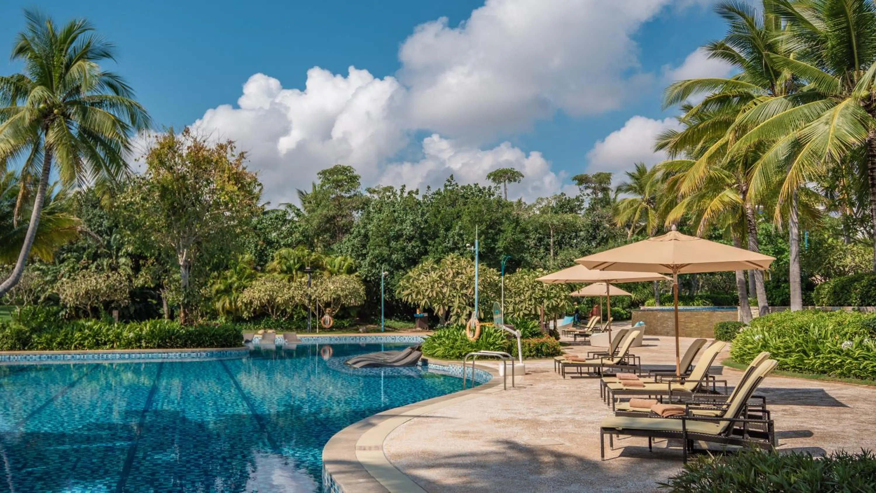 Swimming pool in Shangri-La Sanya