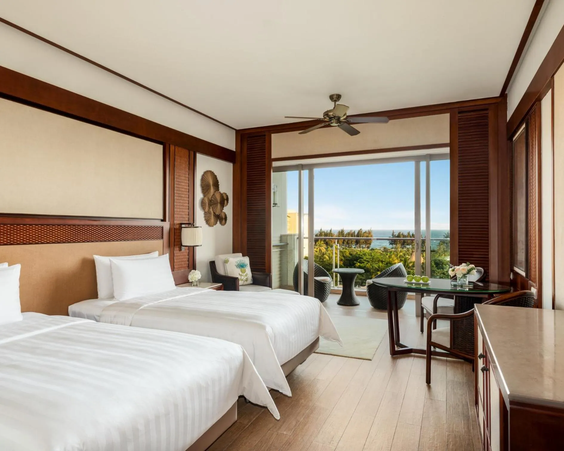 Photo of the whole room, Bed in Shangri-La Sanya