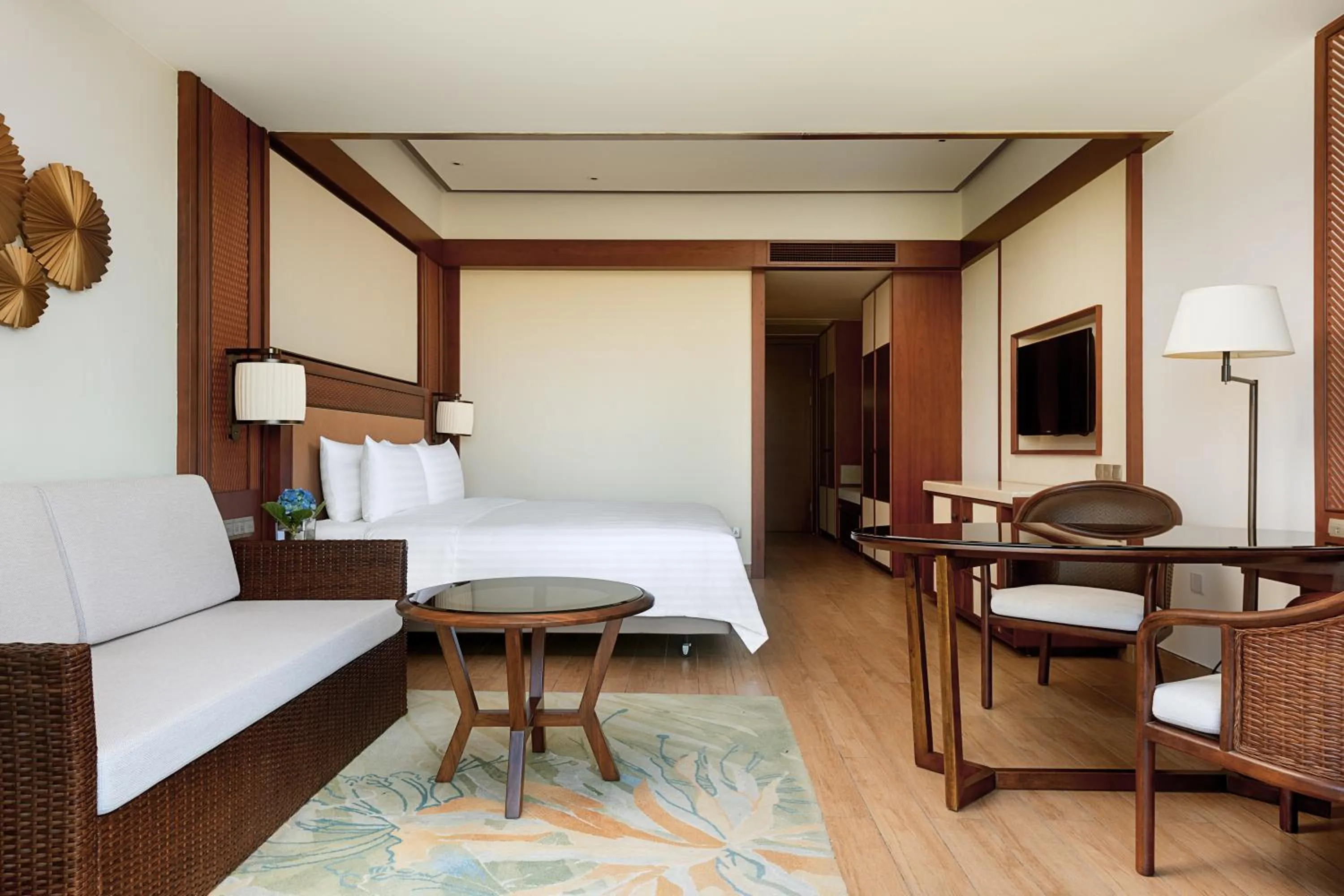 Photo of the whole room, Bed in Shangri-La Sanya