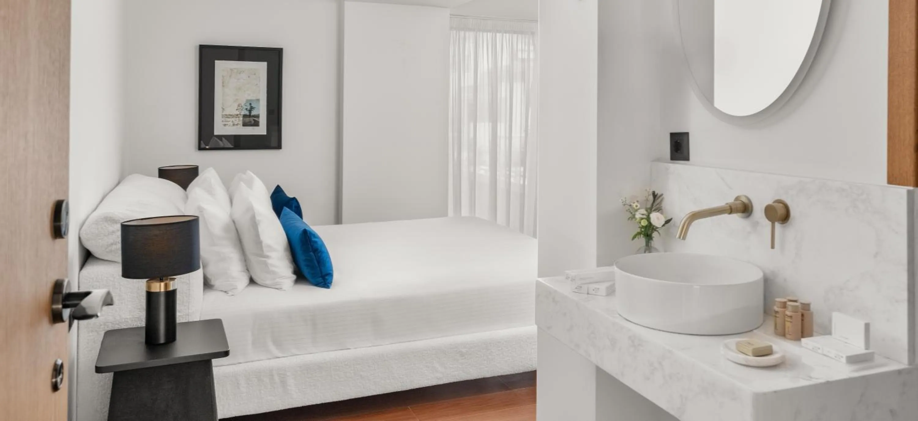 Bed in The Athenaeum Luxury Hotel