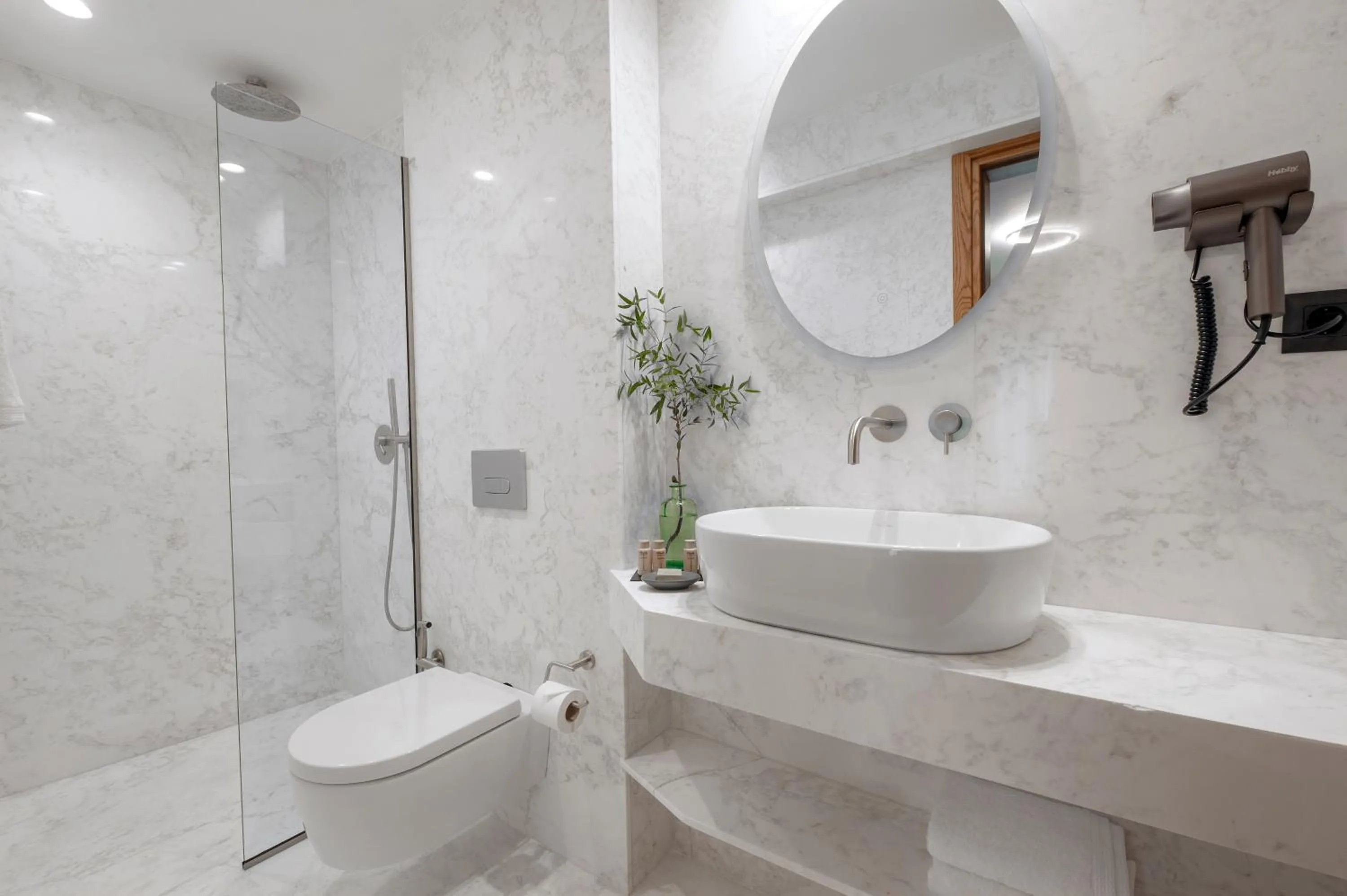 Shower in The Athenaeum Luxury Hotel