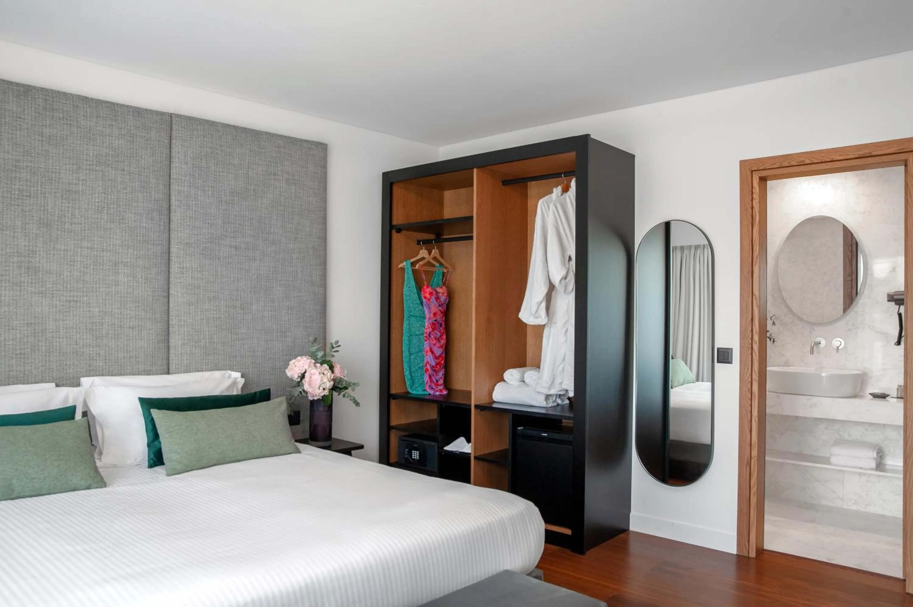 Bed in The Athenaeum Luxury Hotel