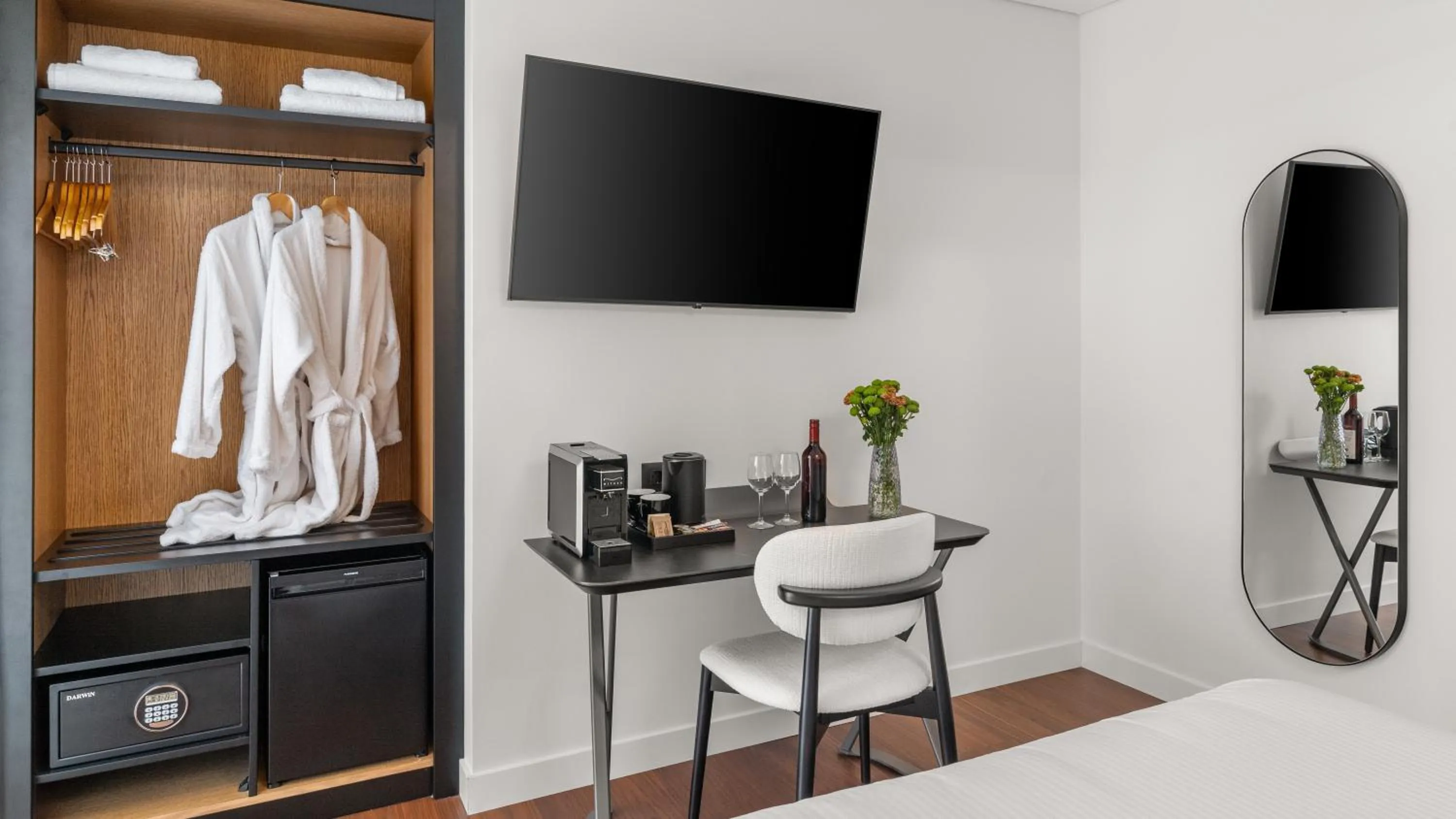 TV and multimedia, Bed in The Athenaeum Luxury Hotel