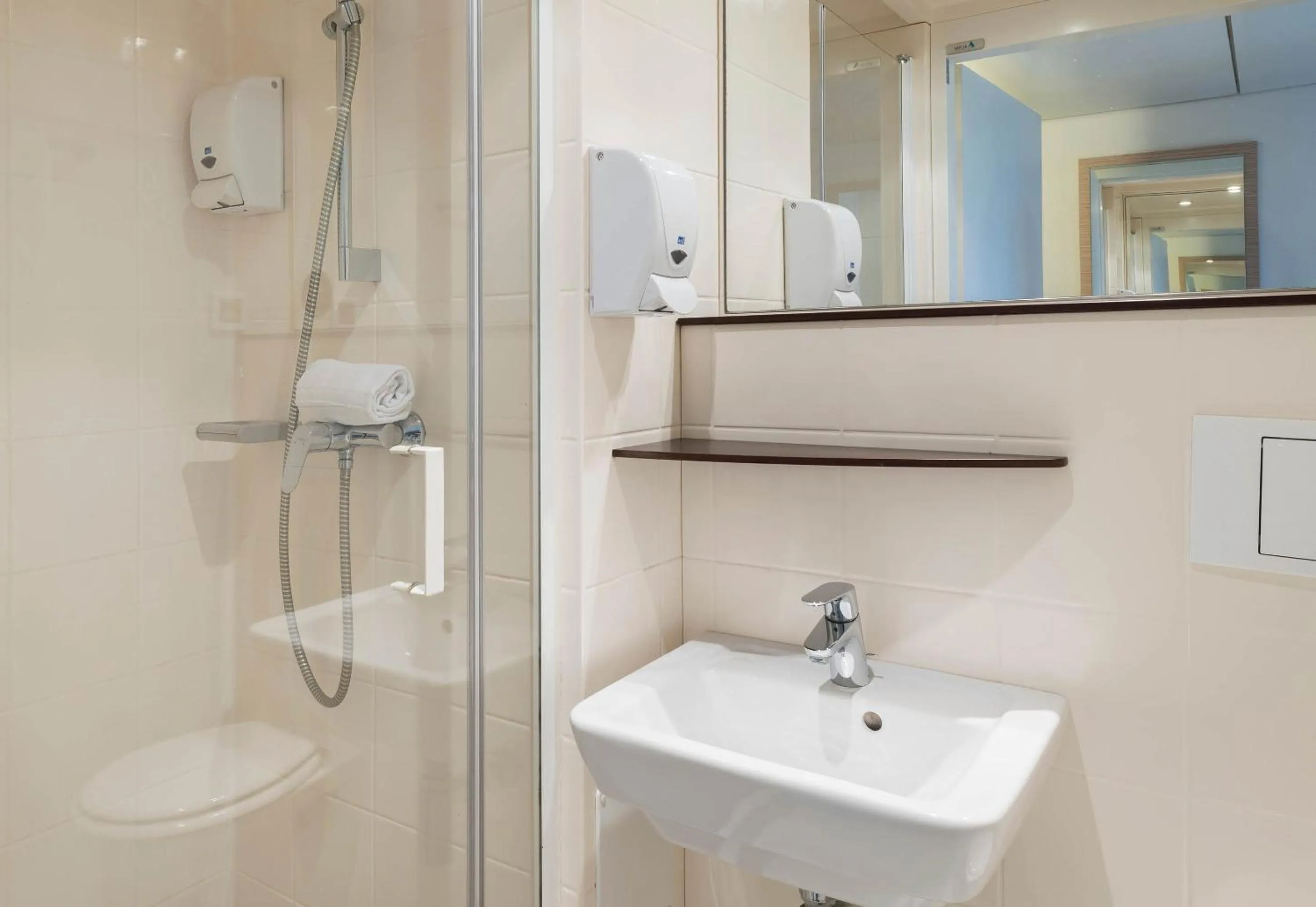 Bathroom in B&B HOTEL Laval Ouest