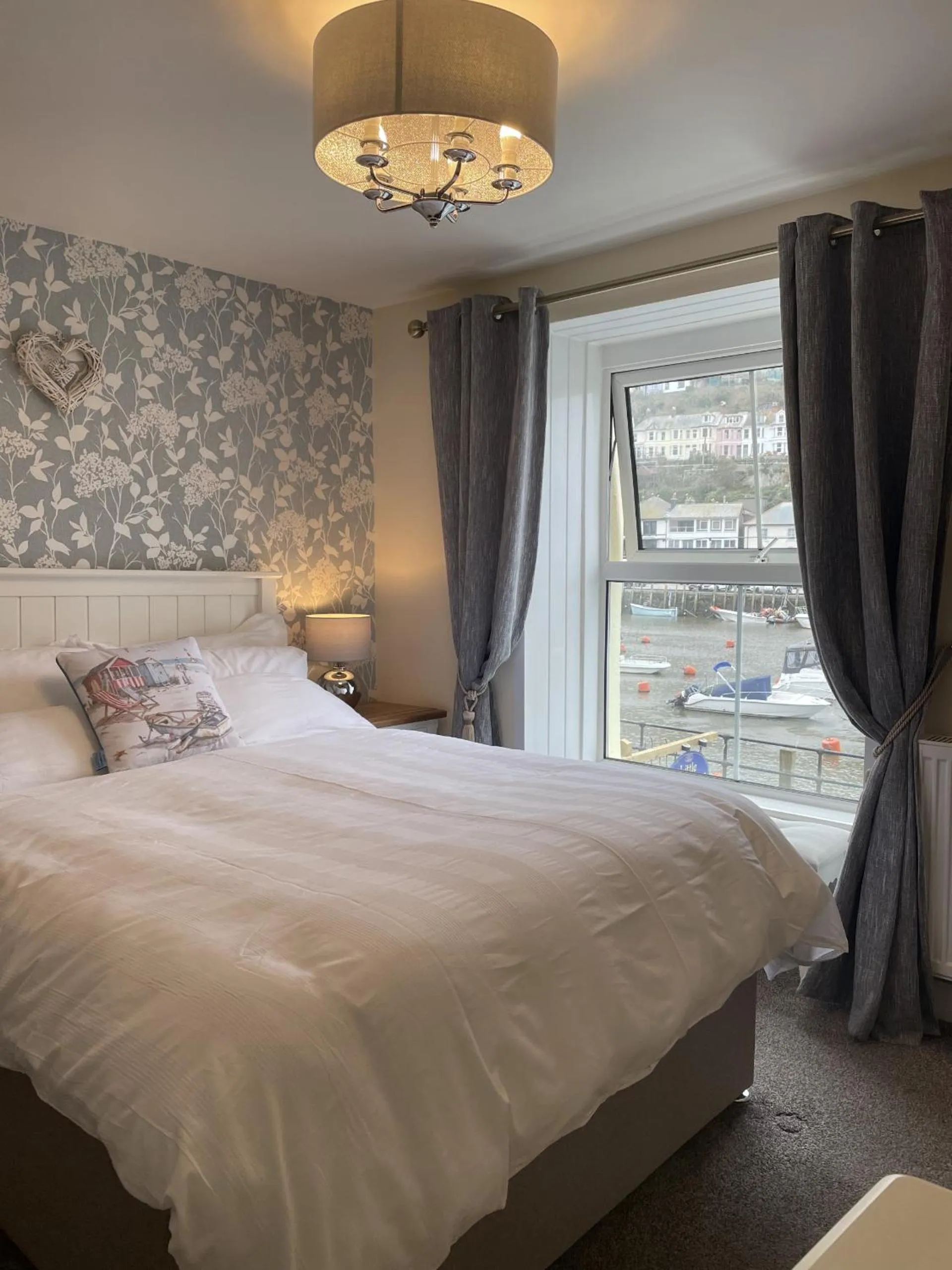 Bedroom, Bed in Little Mainstone Guest House