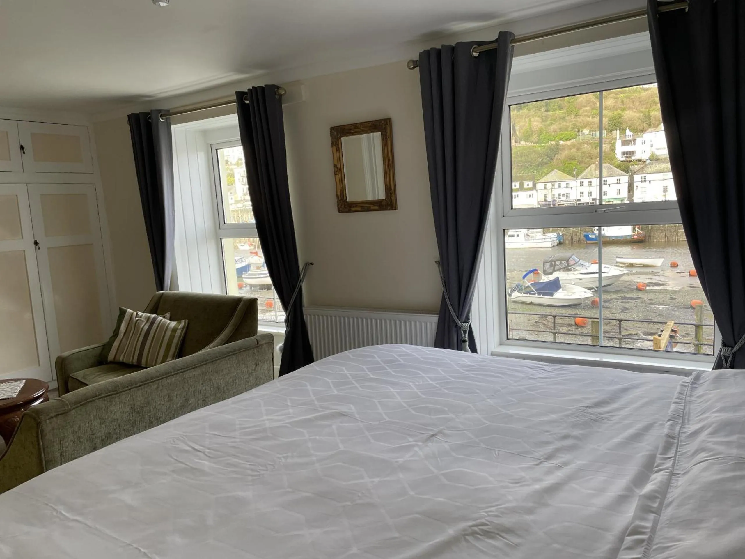 Bedroom, Bed in Little Mainstone Guest House