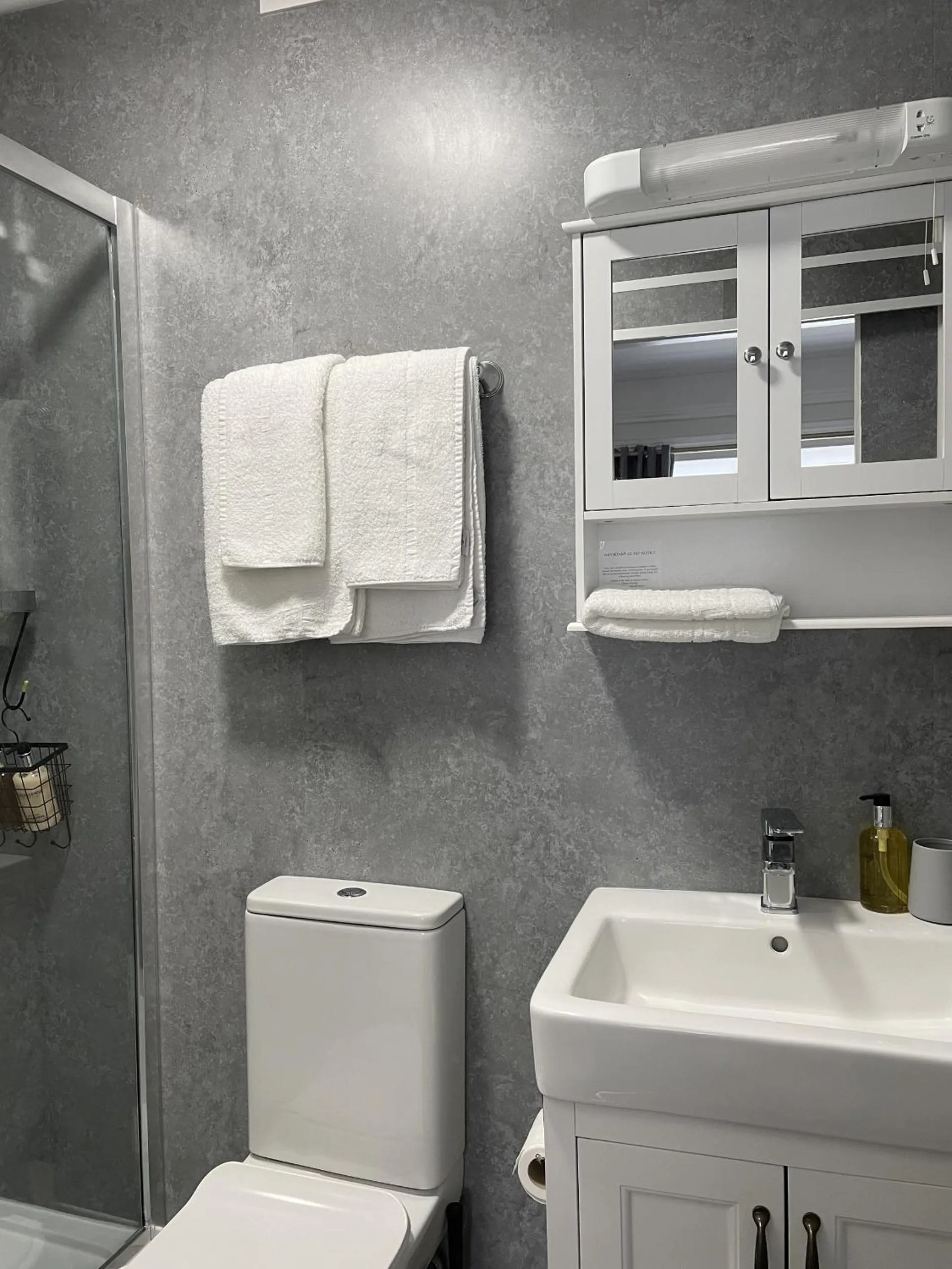 Bathroom in Little Mainstone Guest House