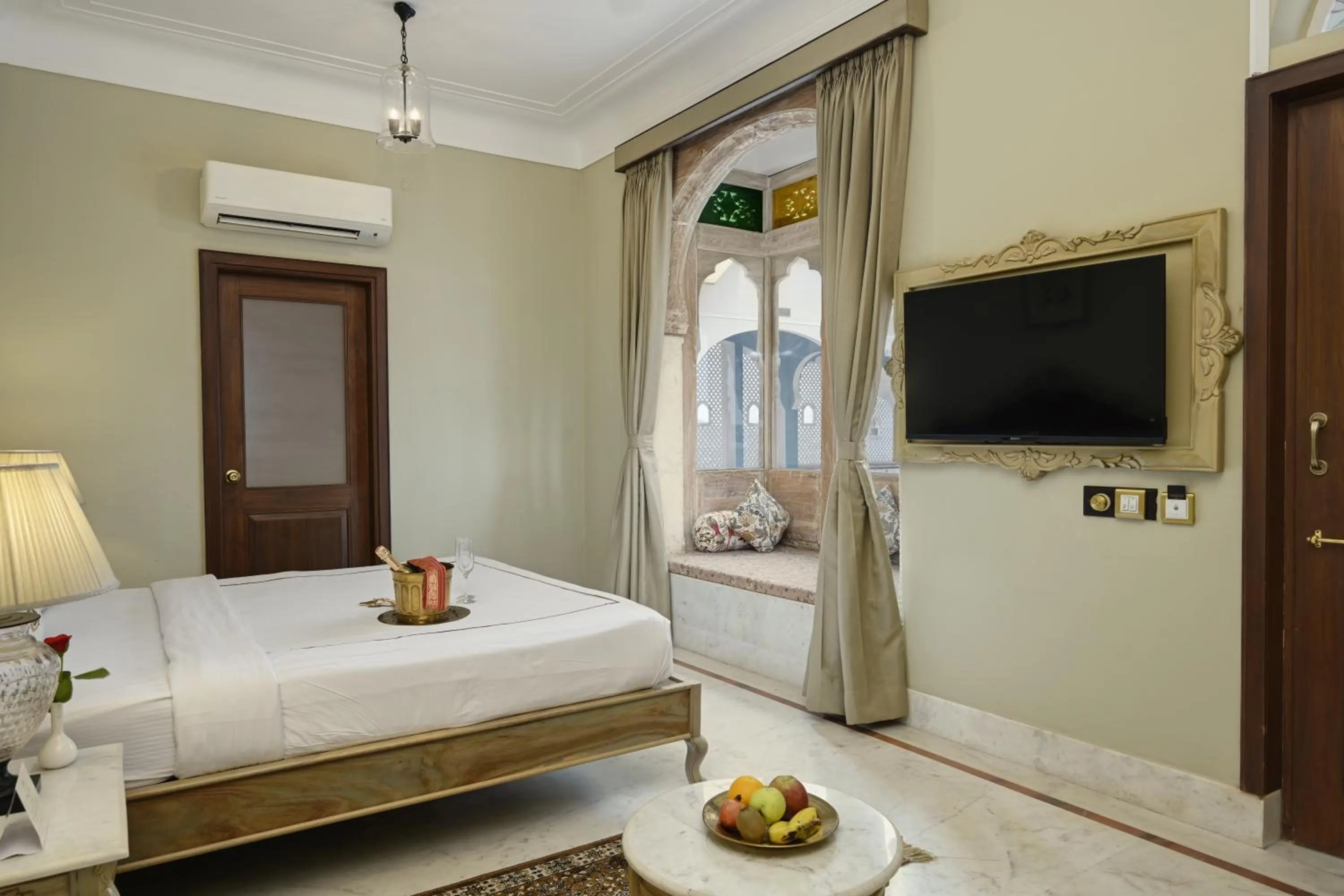 Bedroom, Bed in Shahpura Haveli
