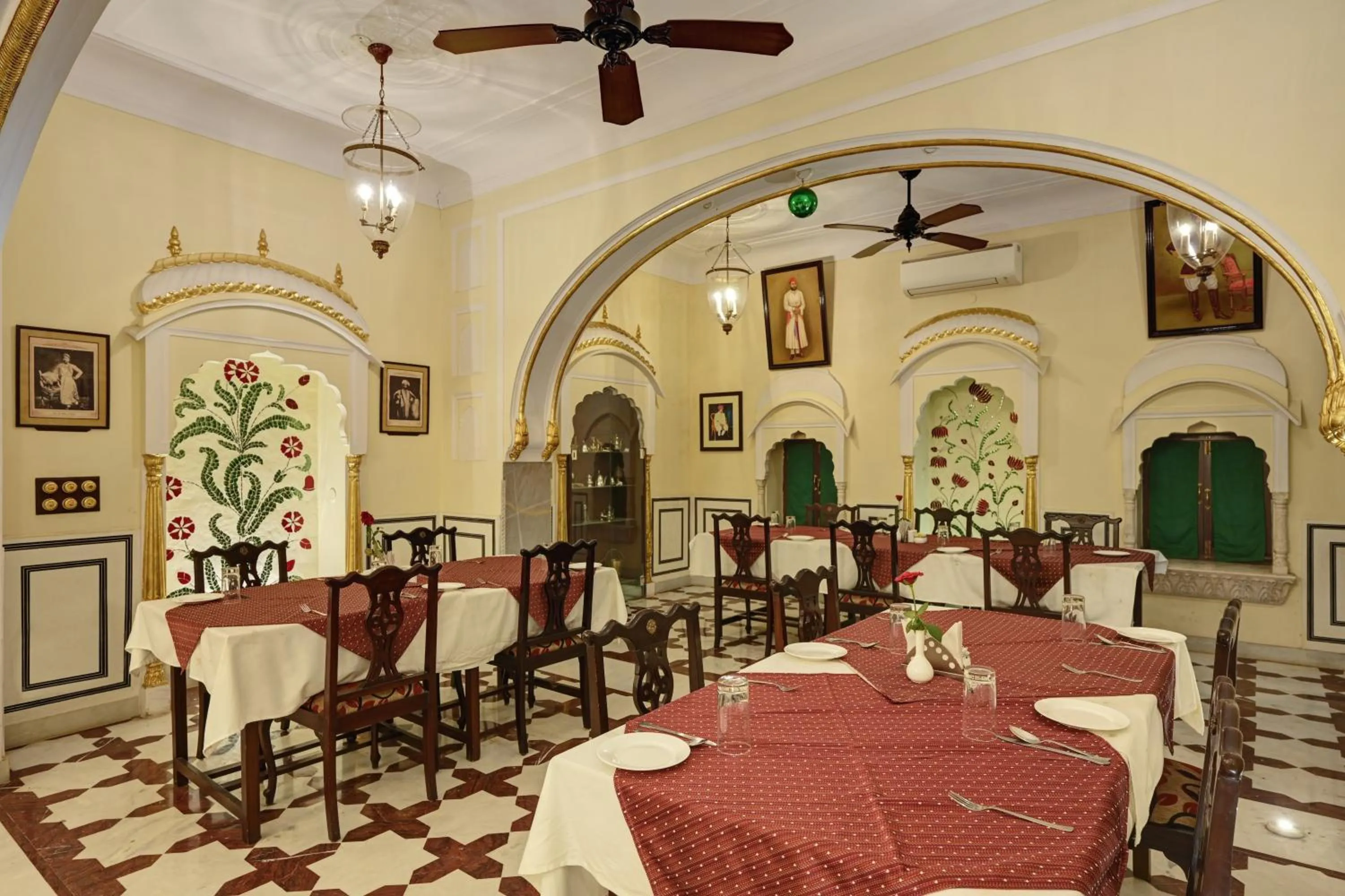Restaurant/places to eat in Shahpura Haveli