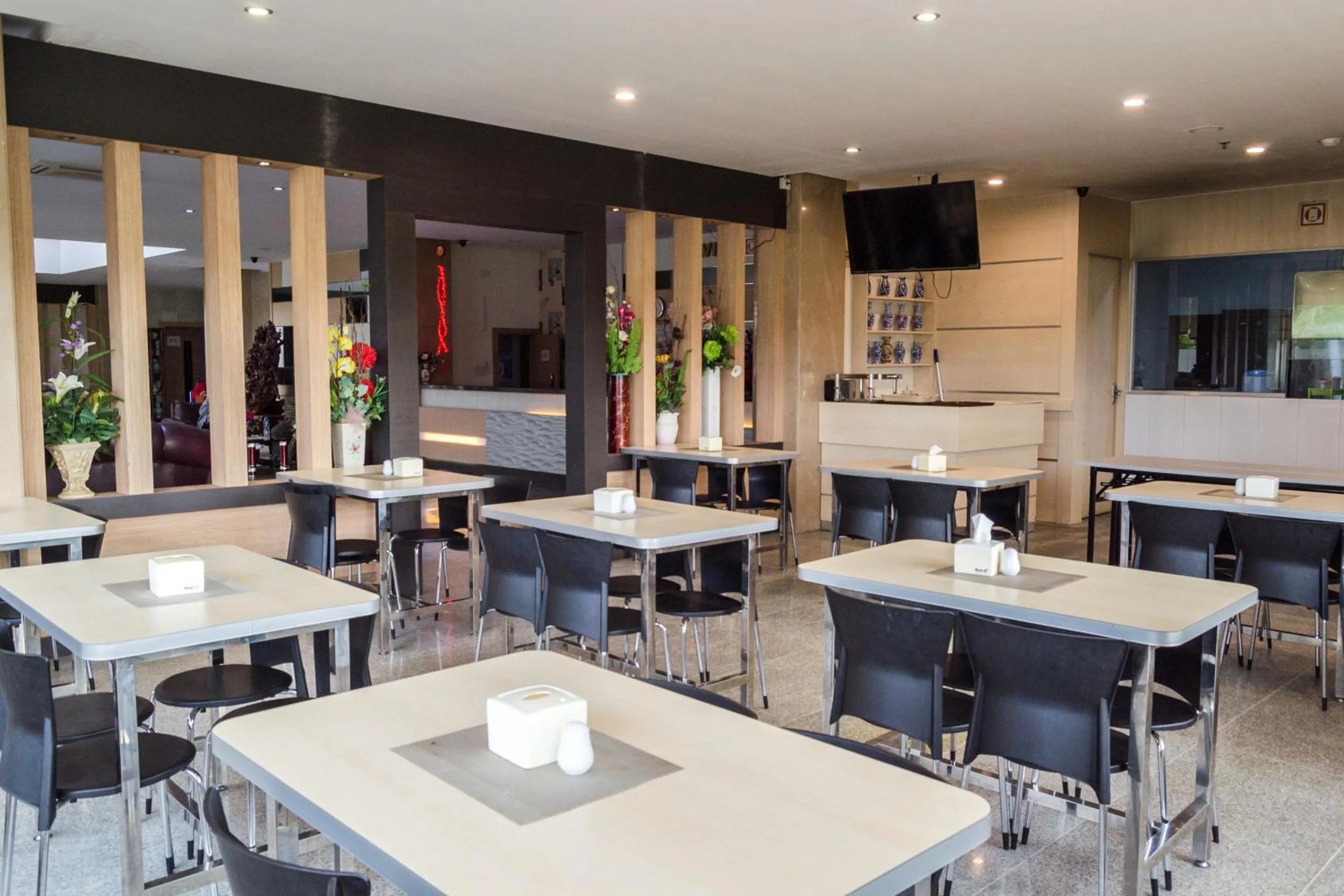 Restaurant/places to eat in Aviari Hotel