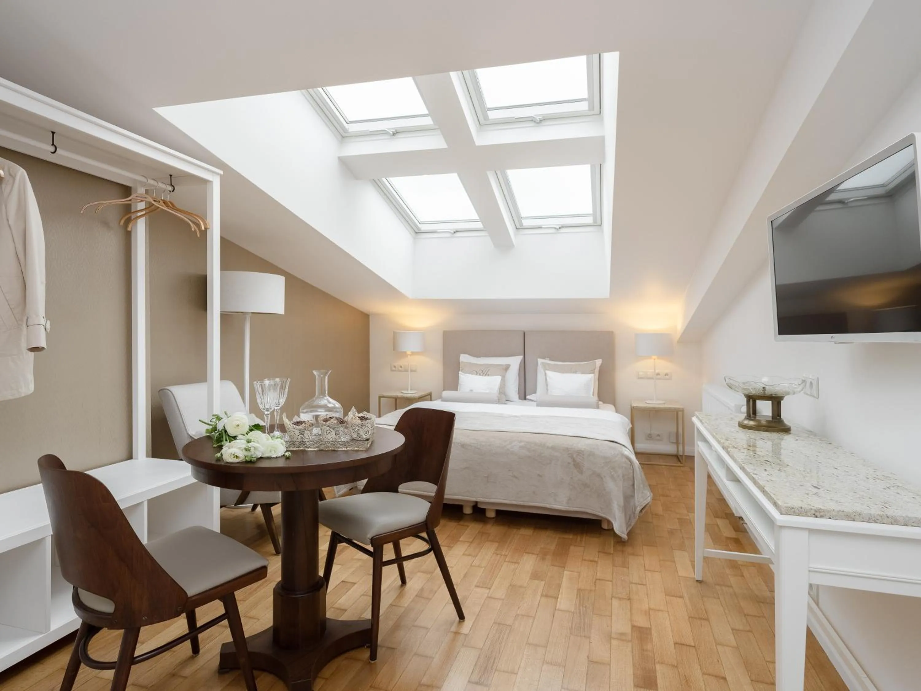 Photo of the whole room, Bed in AVANTI Home