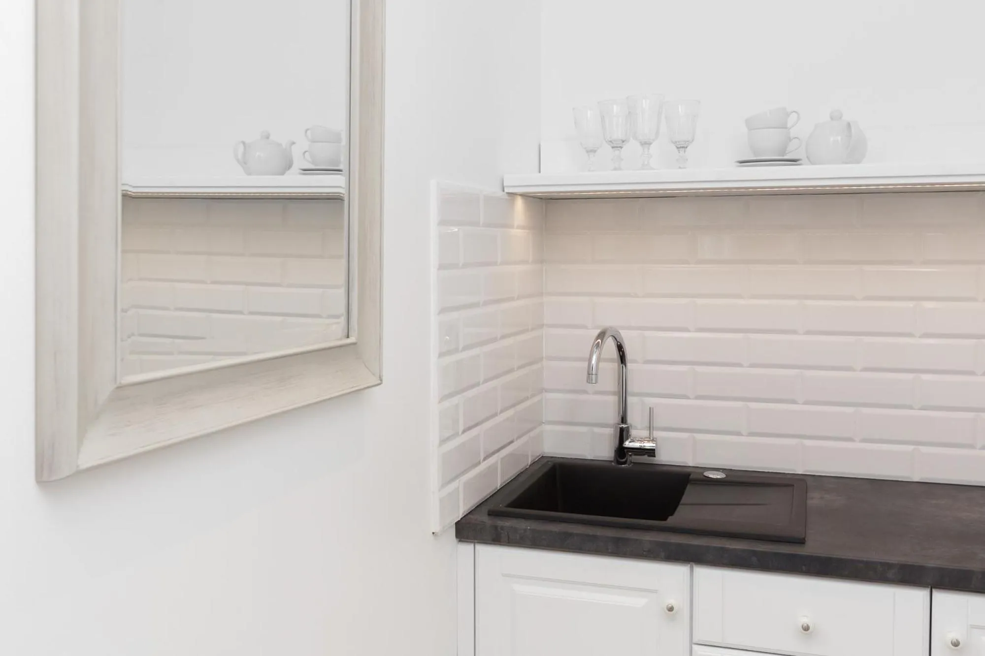 Kitchen or kitchenette in AVANTI Home