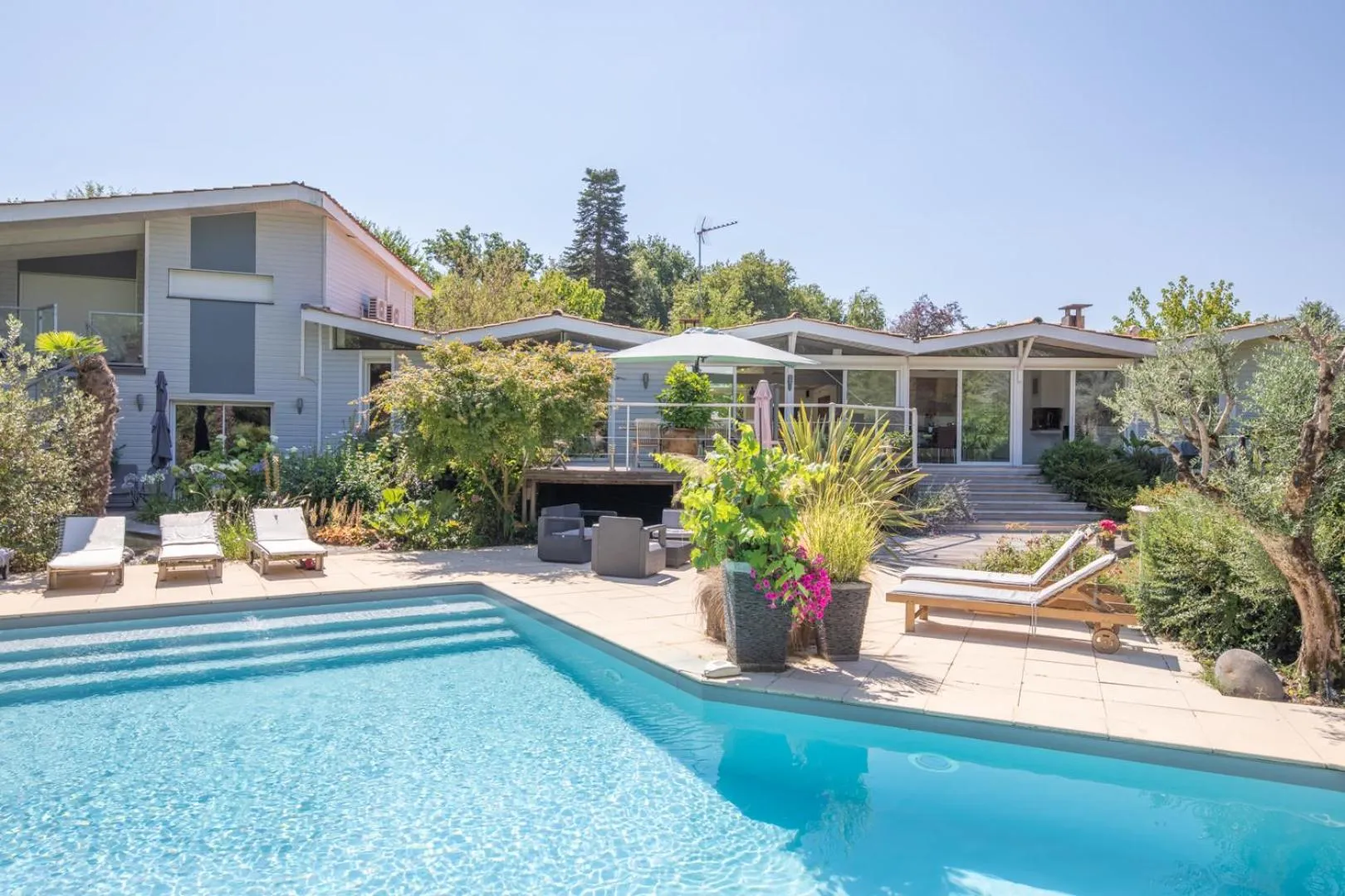 Swimming pool in B&B La Closerie 33