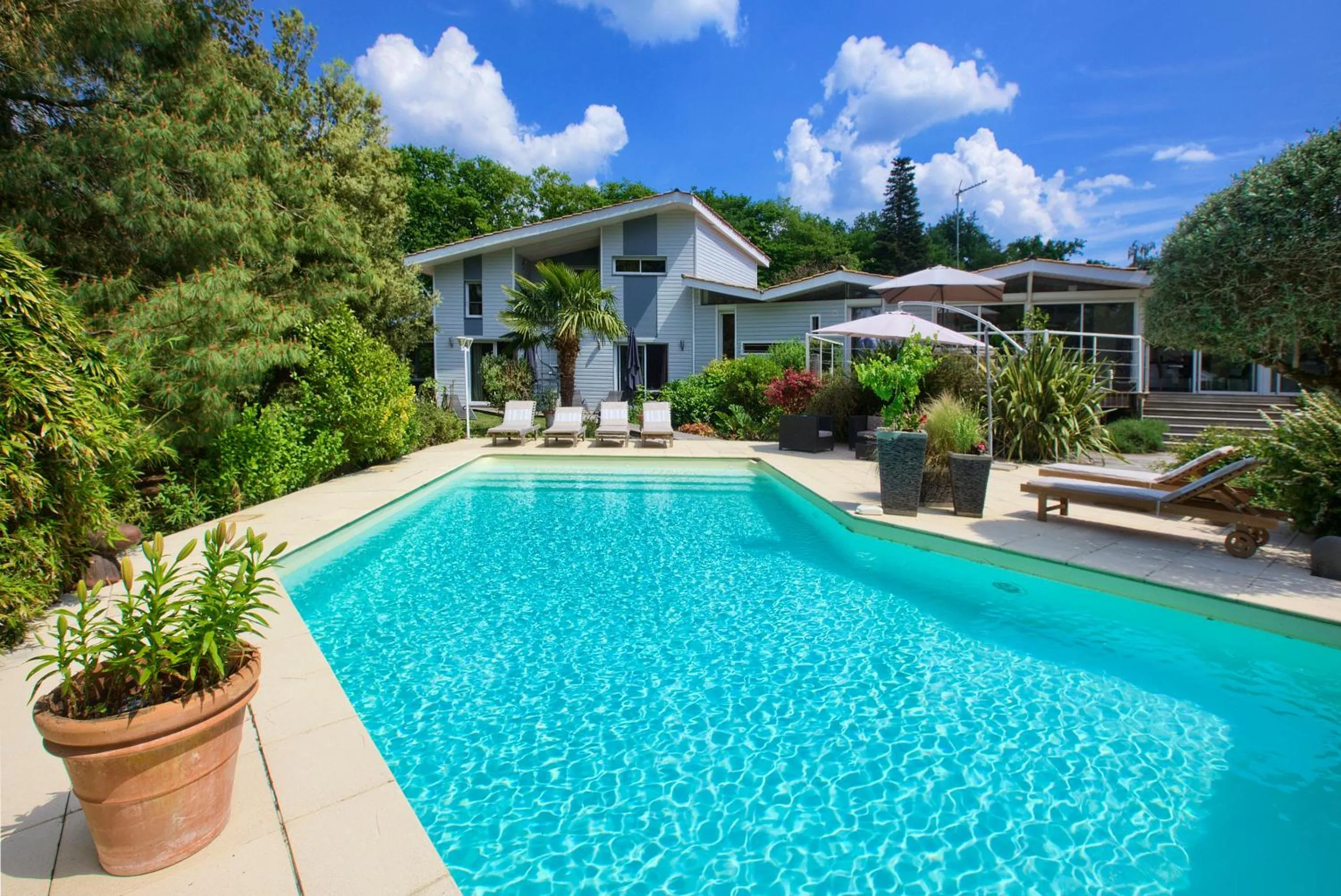 Pool view in B&B La Closerie 33