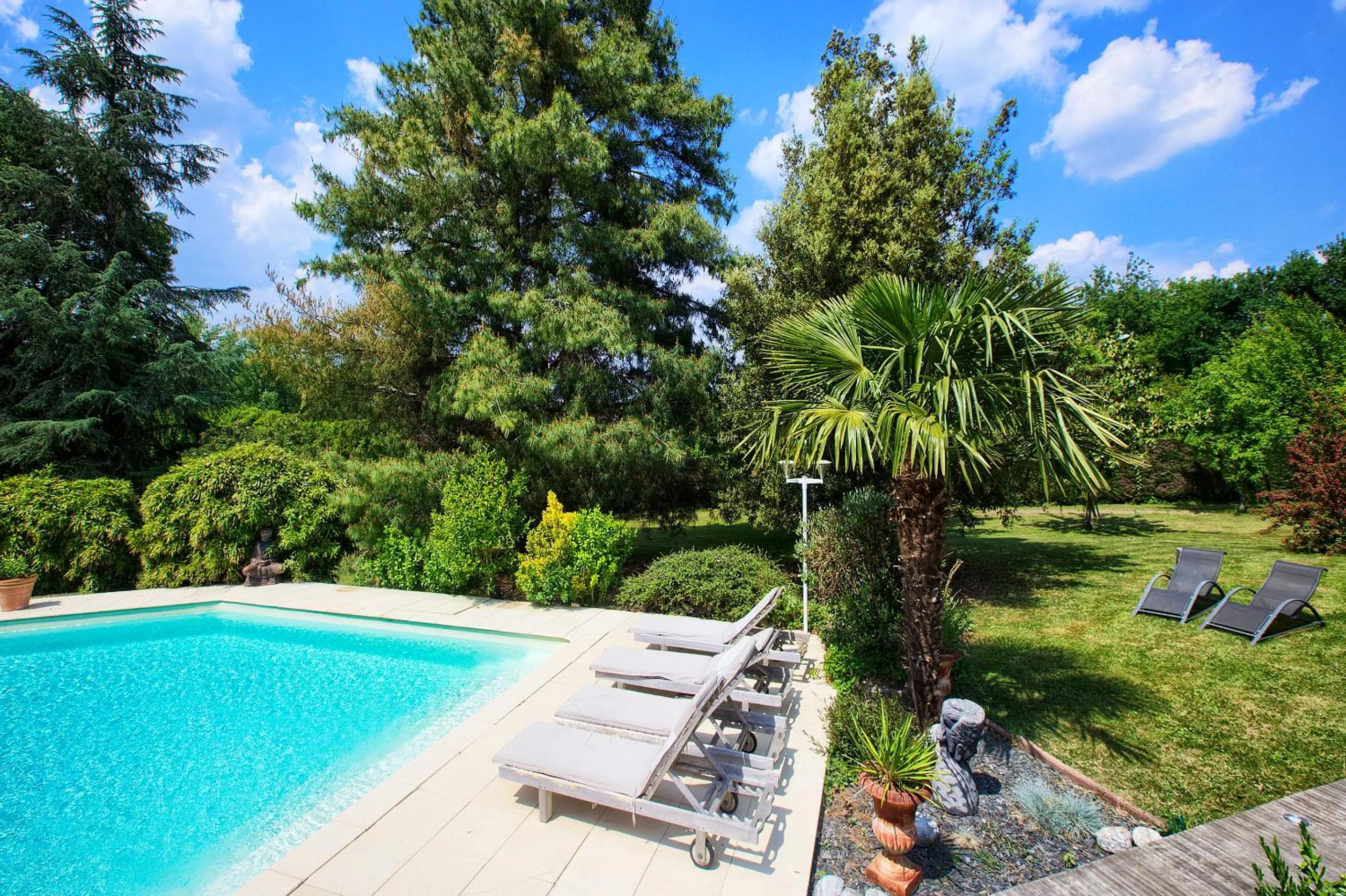 Swimming pool in B&B La Closerie 33