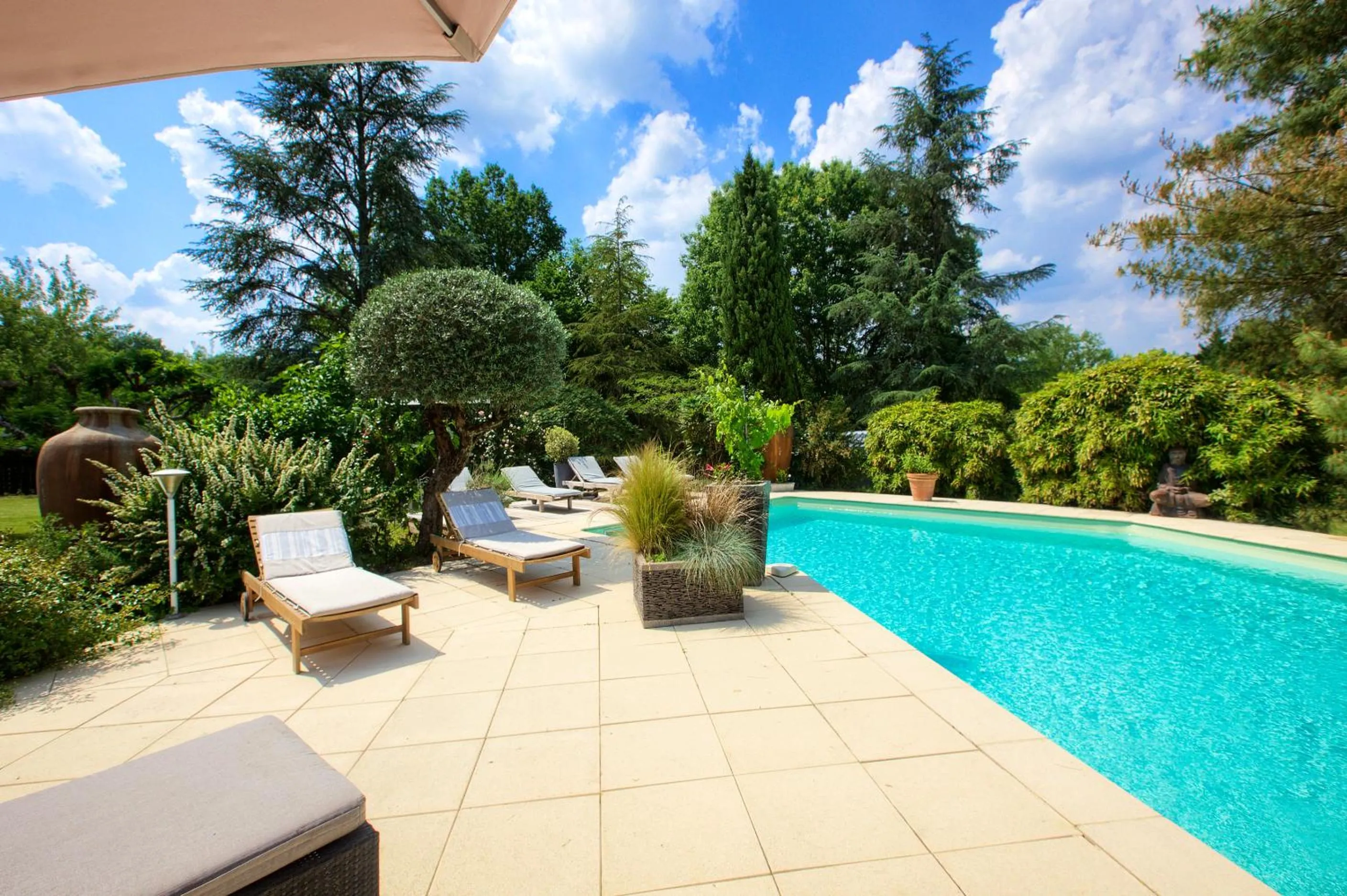 Swimming pool in B&B La Closerie 33