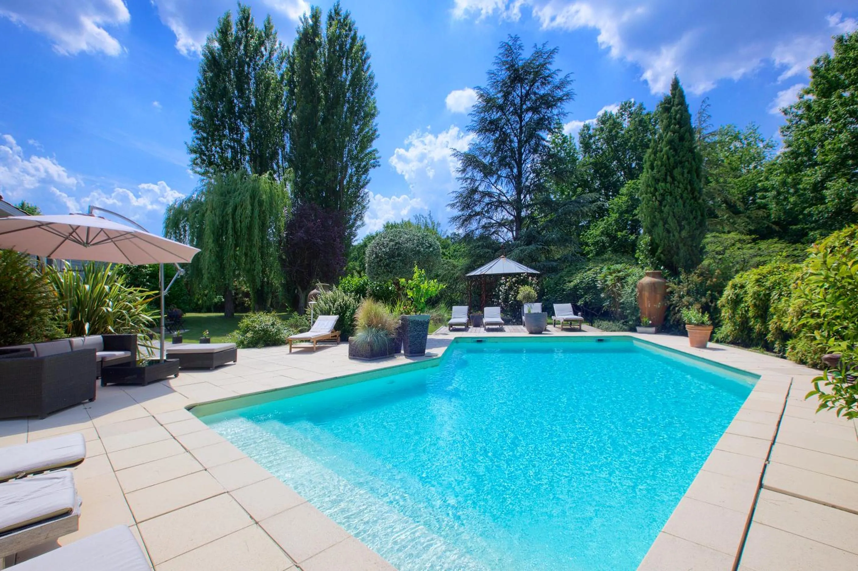 Swimming pool in B&B La Closerie 33