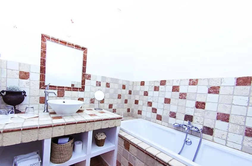 Bathroom in L'Abri du Poète