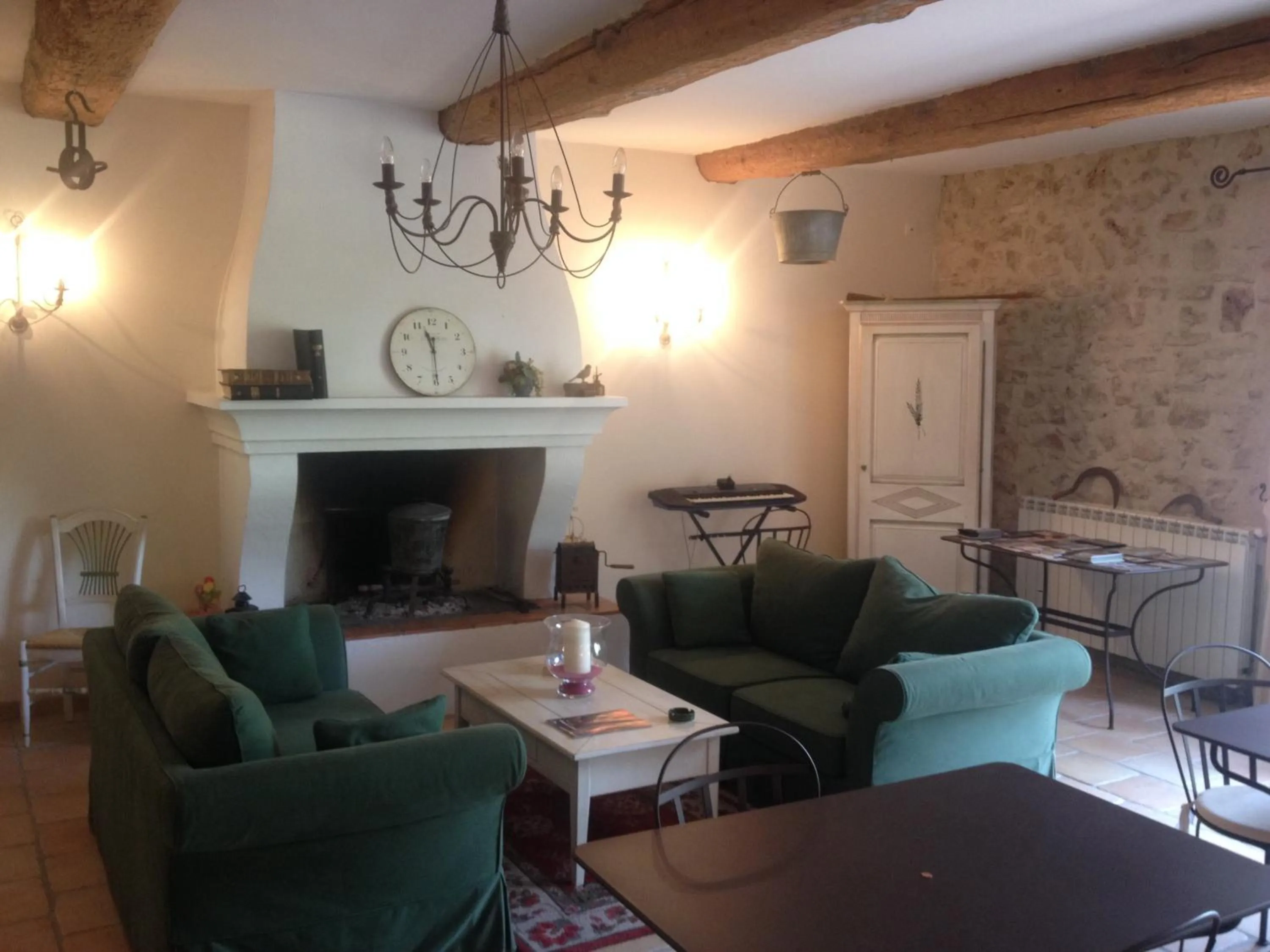 Communal lounge/ TV room in L'Abri du Poète