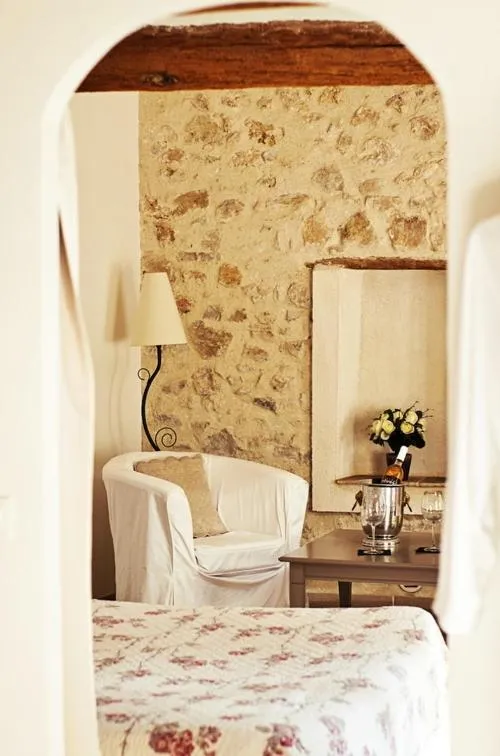 Photo of the whole room in L'Abri du Poète