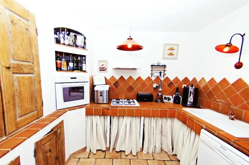 Communal kitchen in L'Abri du Poète