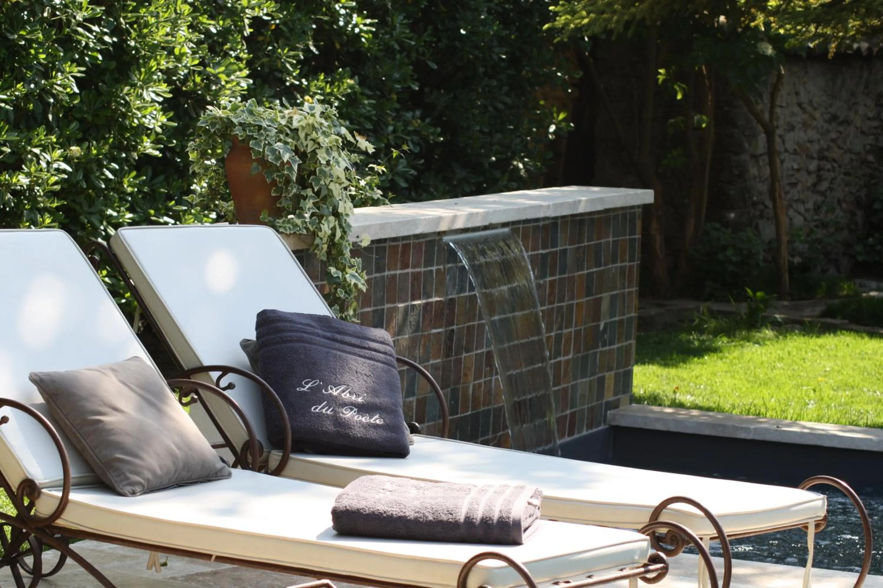 Swimming pool in L'Abri du Poète