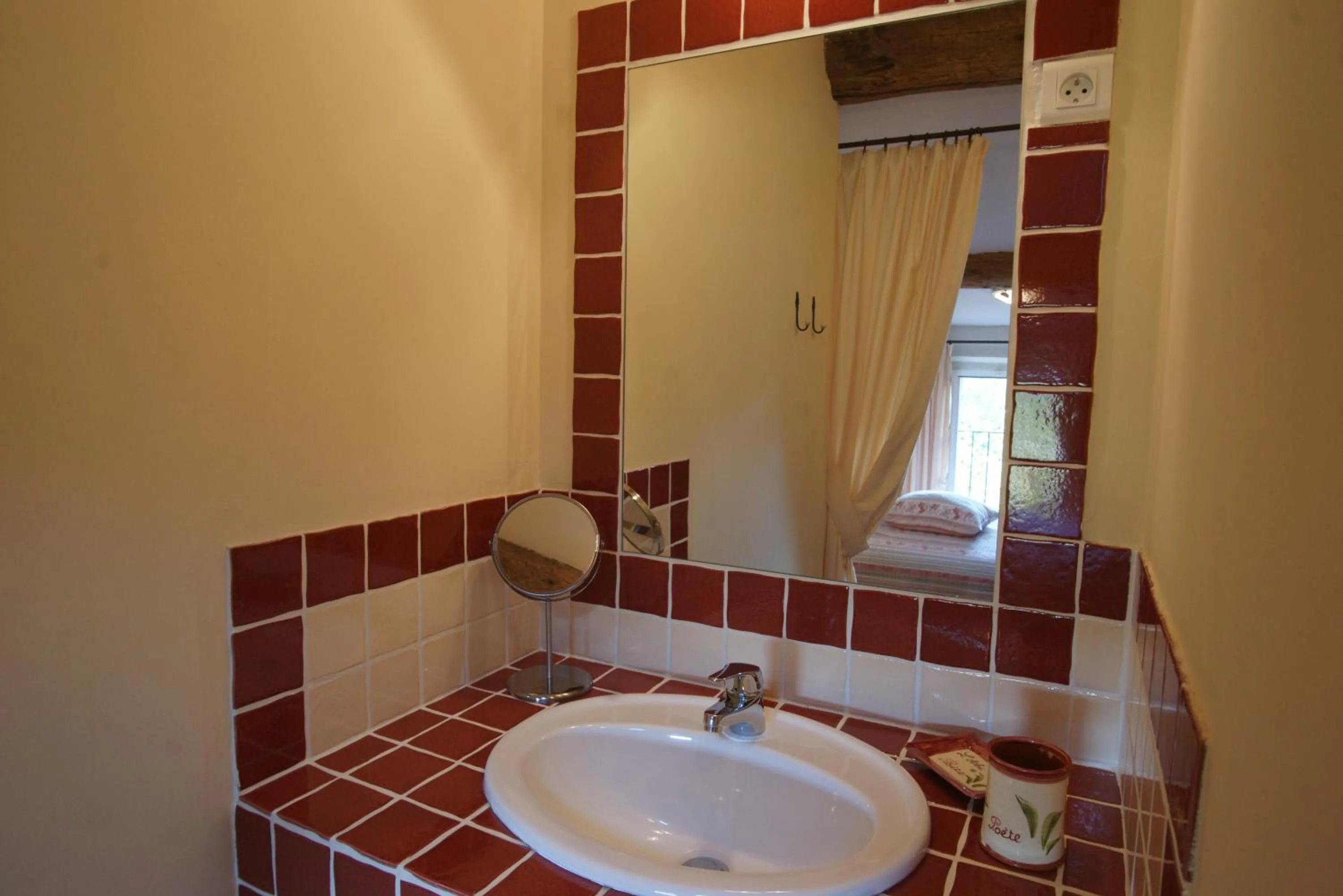 Bathroom in L'Abri du Poète