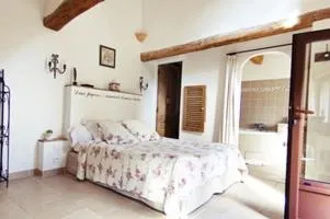 Photo of the whole room in L'Abri du Poète