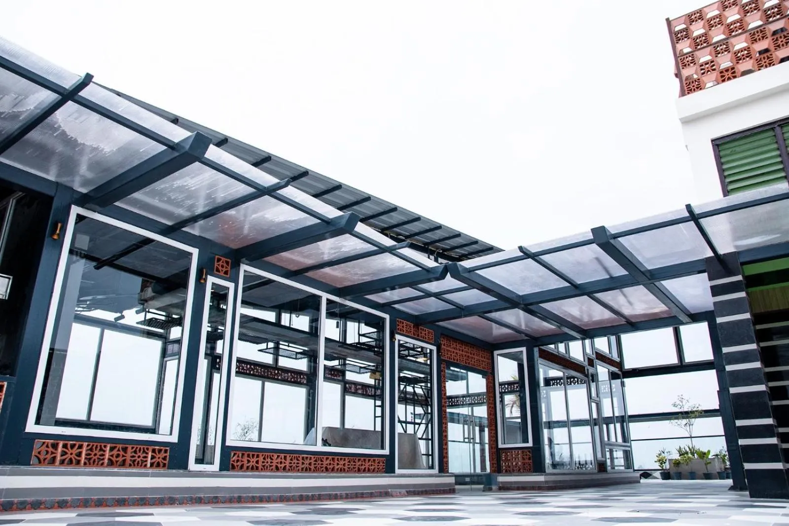 Restaurant/places to eat in HOTEL LAKE VIEW