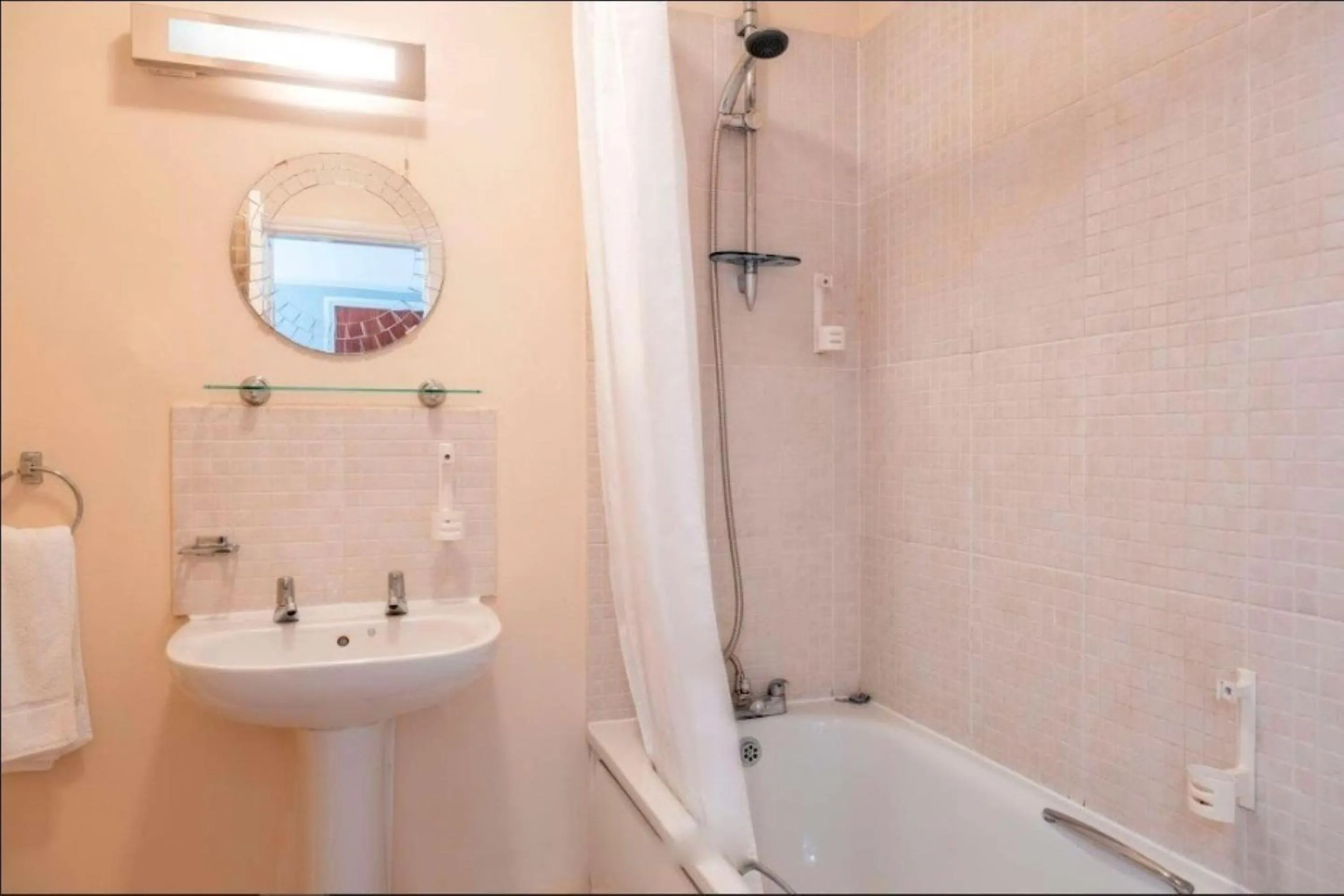 Bathroom in Broadfield Park Hotel