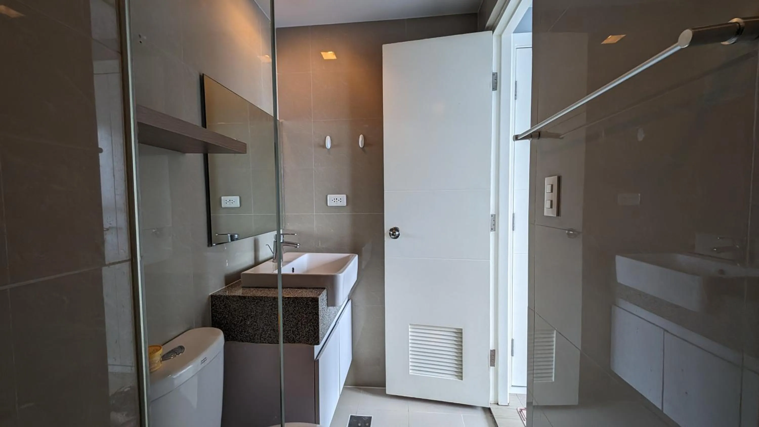 Shower in EG Private House -BGC UPTOWN